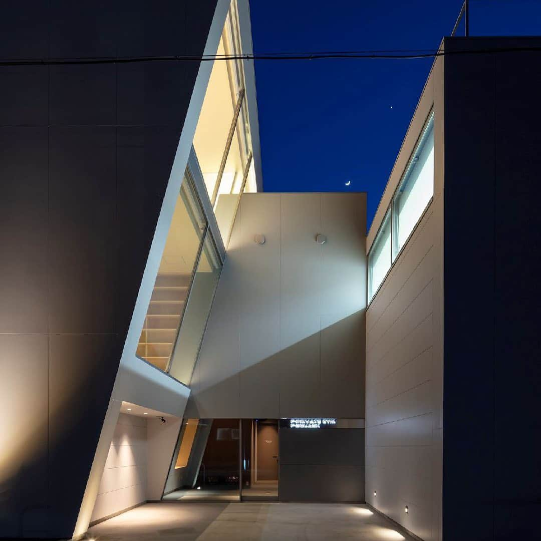 HYPEBEASTさんのインスタグラム写真 - (HYPEBEASTInstagram)「#hypeAF: @aasarchitecture's "House in Tsukuba" is maximizing space in a futuristic shape. The home sought to balance a modern living space and ample room for a members-only gym that included a squash court. It features living, dining, and study rooms that are stacked throughout angular portions of the structure, allowing for rich views of the surrounding environment by way of enormous glass windows and partitions that create a sense of openness throughout the interior. Click the link in bio for more info.⁠⁠ Photo: Aisaka Architects」2月14日 8時31分 - hypebeast