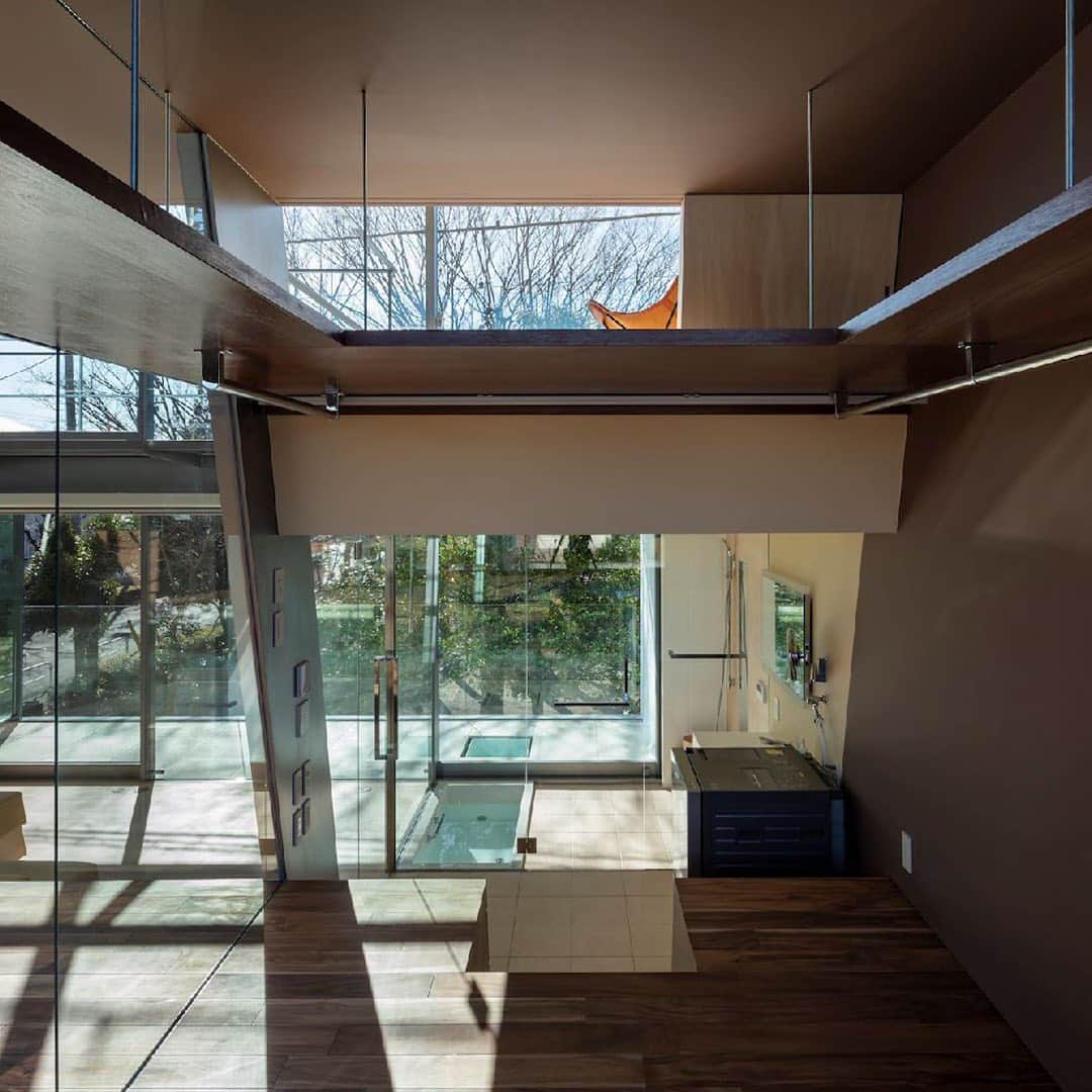 HYPEBEASTさんのインスタグラム写真 - (HYPEBEASTInstagram)「#hypeAF: @aasarchitecture's "House in Tsukuba" is maximizing space in a futuristic shape. The home sought to balance a modern living space and ample room for a members-only gym that included a squash court. It features living, dining, and study rooms that are stacked throughout angular portions of the structure, allowing for rich views of the surrounding environment by way of enormous glass windows and partitions that create a sense of openness throughout the interior. Click the link in bio for more info.⁠⁠ Photo: Aisaka Architects」2月14日 8時31分 - hypebeast