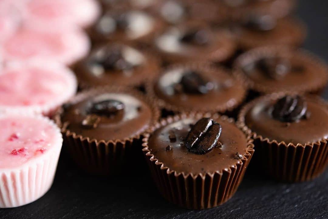 のインスタグラム：「How to make Easy Coffee and Berry Bonbon Chocolates  コーヒーとベリーの簡単ボンボンショコラ／ロッテCMのピンクチョコイチゴサンド  YouTube https://youtu.be/P7iMm07wOWs  #Youtube #instafood #yummy #chocolate #チョコレート #お菓子作り #valentinesday #バレンタイン #valentine #おうちカフェ #raspberries  #バレンタインチョコ #lotte #ロッテ #pinkchocolate #ghana #ガーナ #ピンクチョコレート #ストロベリー #strawberry #イチゴ #苺 #chocolatebar #板チョコ #ボンボンショコラ #bonbonchocolat #coffee #コーヒー #ガナッシュ」
