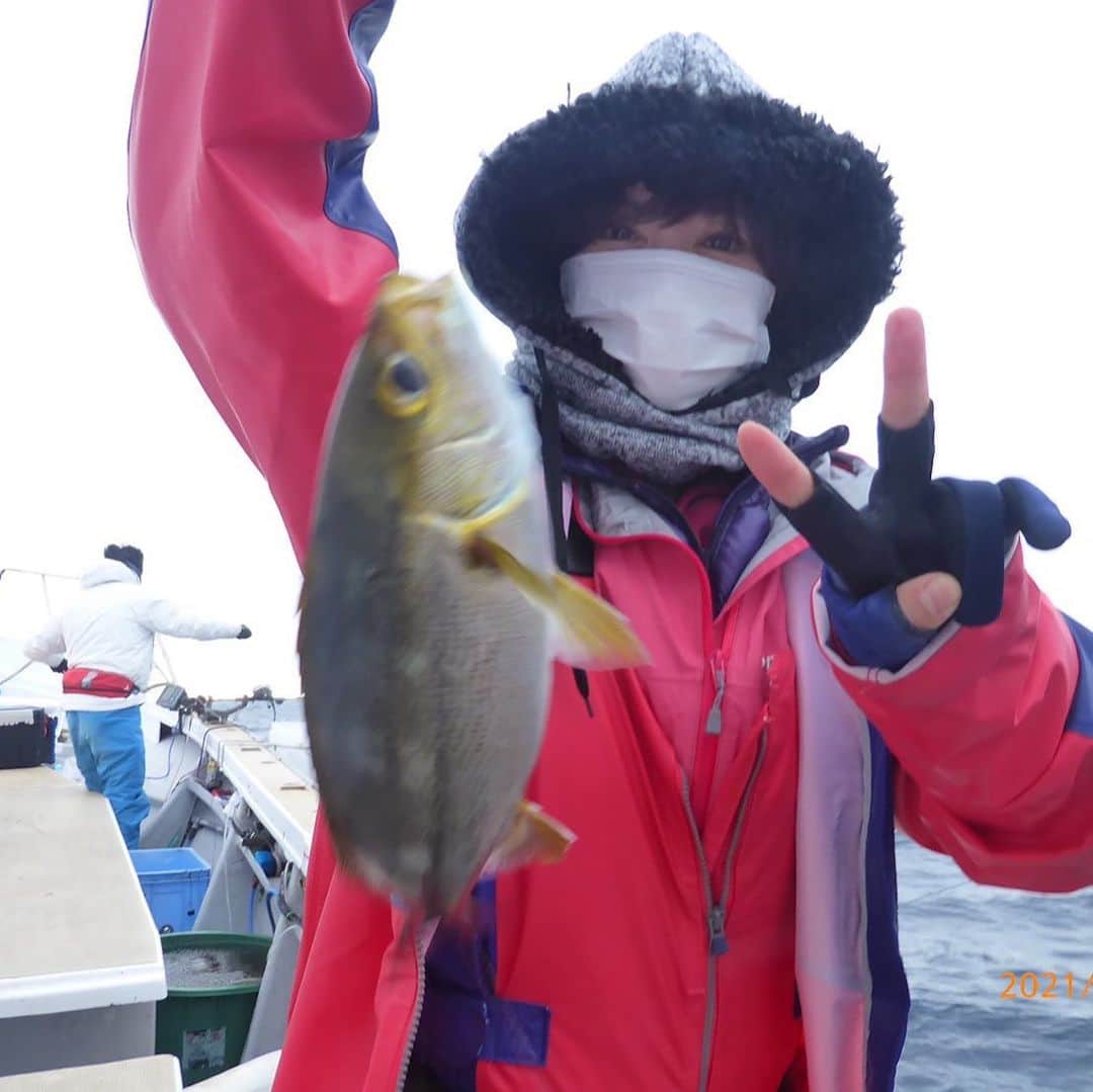 里美ゆりあのインスタグラム：「皆さま昨夜の地震大丈夫でしたか？ 私は揺れで目が覚めて窓から外を眺めながら 揺れが収まるのを待ちました。 そして真鯛釣りに来てます。 地震の前後は魚も敏感で釣れづらくなるみたいです。 とはいえイサキとサバが釣れたのでその場で捌いてお刺身で食べたら美味しい😙 3日連続での釣りは3日連続クラブハウスでカオスになるまで配信し続けた睡眠不足の疲れと似てます笑  皆様にとって本日も素敵な１日でありますように❤️  happyバレンタイン❤️  #釣り #バレンタイン #忘れてた #それな」