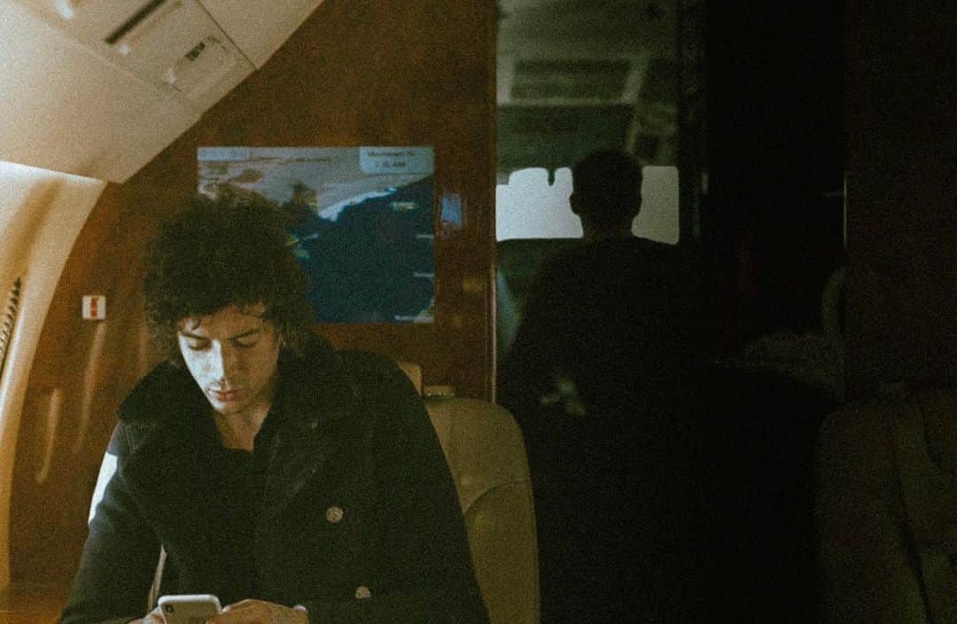 ジュリアン・ペレッタのインスタグラム：「Airplane mode」