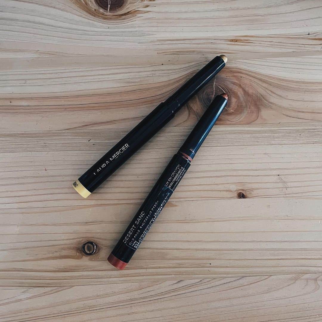asakoshimojimaのインスタグラム：「@lauramercier のキャビアスティックアイカラー。 大好き過ぎて、宝物。  最近は上瞼の二重幅（微かにだが🙄）にイエロー（BEAMING）、下瞼にオレンジ（DESERT STAND）がマイブーム🍋🍊  次は万能なゴールドっぽいの、狙ってます！  #ローラメルシエ#lauramercier #キャビアスティックアイカラー#アイメイク#カラーメイク」