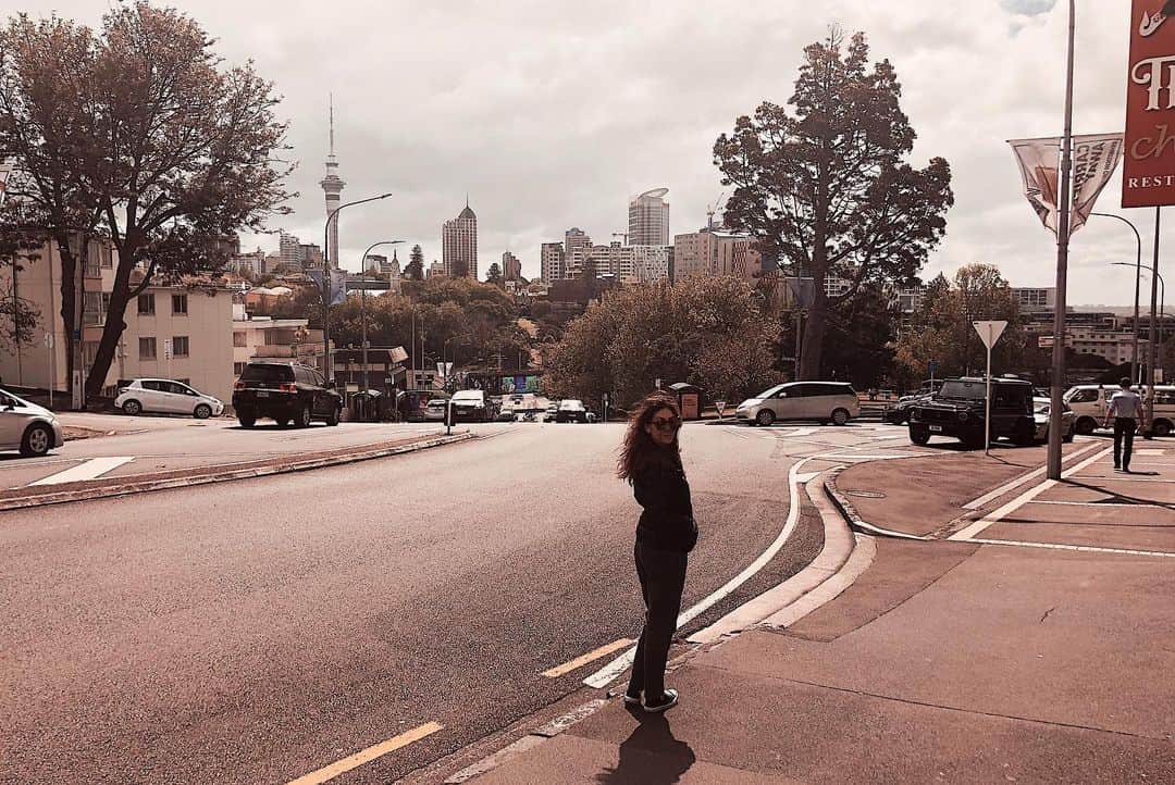 ナタリア・コルドバ・バックリーさんのインスタグラム写真 - (ナタリア・コルドバ・バックリーInstagram)「Extraño al mundo. I miss the world.  Extraño descubrirlo. I miss discovering it. Bailarlo. Dancing with it.  Saborearlo. Tasting it.  Olerlo. Smelling it. Caminarlo. Walking it.  Viajarlo. Traveling it.   Hace unos años. A few years ago. NZ.」2月14日 8時48分 - yosoycordova