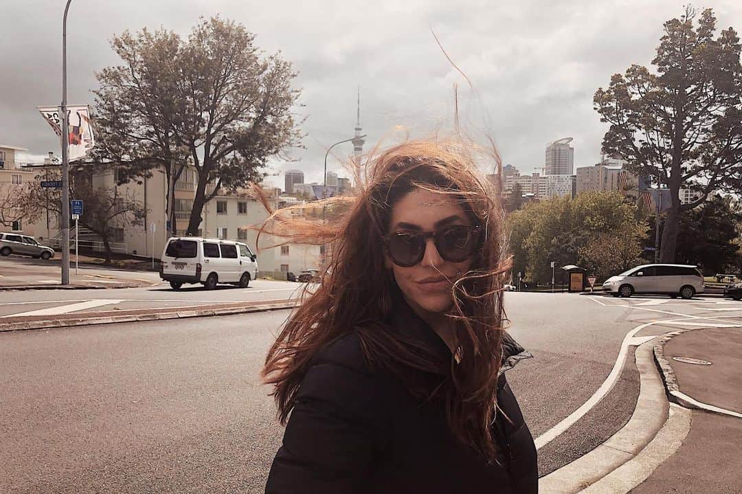 ナタリア・コルドバ・バックリーのインスタグラム：「Extraño al mundo. I miss the world.  Extraño descubrirlo. I miss discovering it. Bailarlo. Dancing with it.  Saborearlo. Tasting it.  Olerlo. Smelling it. Caminarlo. Walking it.  Viajarlo. Traveling it.   Hace unos años. A few years ago. NZ.」