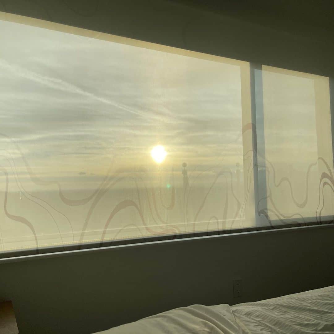 ロージー・オドネルのインスタグラム：「the sun will come out tomorrow #towardthesun」