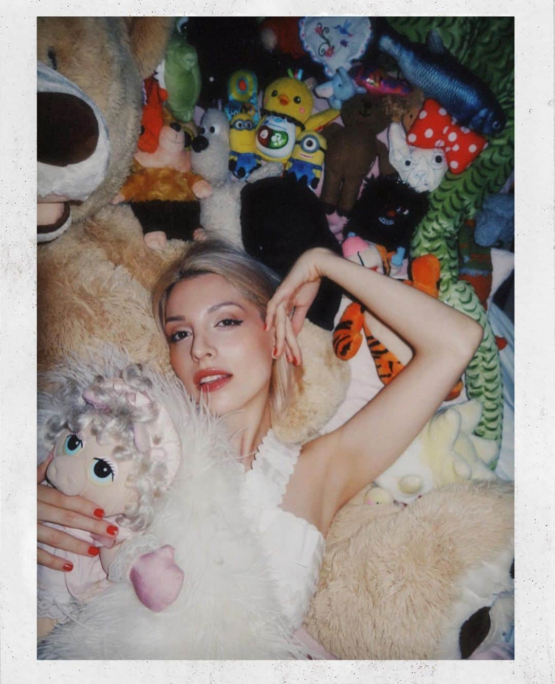 リアンヌのインスタグラム：「Happy Valentine’s Day all! ❤️ Today I made a cuddly toy fort 🧸🙌🍄 Miss Piggy was my first cuddly toy when I was a baby. So many good ones. Not to mention Tokepi still talks. ハッピーバレンタインデー！今までの人生で集めてきたぬいぐるみ🧸のコレクションでございます。ネコパンの頃の🐱の奴でもまだあるの。」