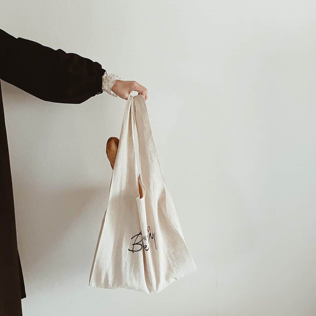 yuiのインスタグラム：「🥖🤎 日々のお買い物に活躍するコットンマルシェバッグ🧺 大阪にあるthe market bakeryとのコラボで作られたcallowさまオリジナルアイテムです◎ 使い込むうちにくたっと味わいが増してくるのも魅力✨ @callow___ さまにて販売中です❤︎  ☑︎cotton linen marche bag @callow___  now on sale」