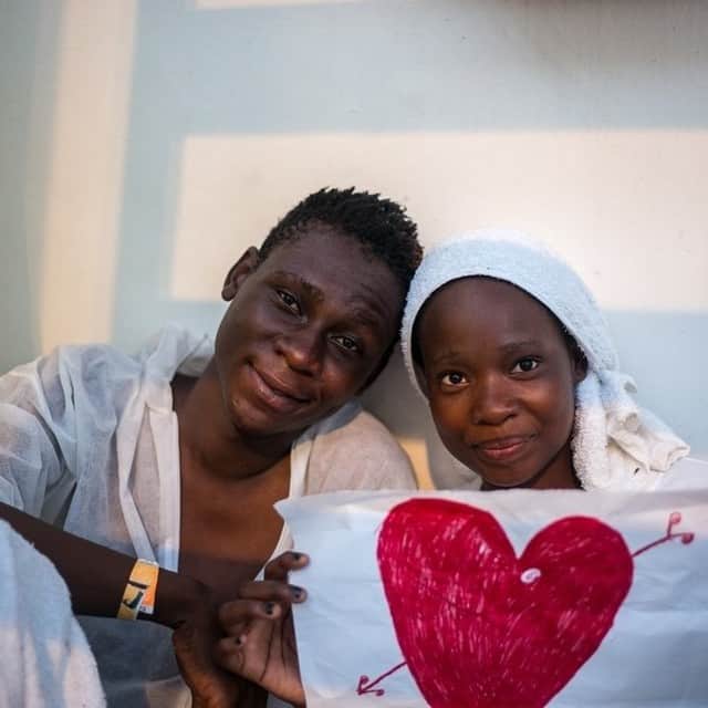 国境なき医師団さんのインスタグラム写真 - (国境なき医師団Instagram)「【今日はバレンタインデー】 . ハートのイラストを持って寄り添う二人。穏やかな笑顔を見せる二人ですが、彼らがいるのは、地中海の難民救助船の上。暴力や紛争を逃れて命がけで地中海を渡ろうとしていたところを、国境なき医師団（MSF）らの船に救助されました。(2016年撮影) . それから5年が経ったいまもなお、アフリカや中東からは、安全を求めて欧州を目指す人が後を絶ちません。MSFはこうした人びとの命を守る活動を続けています。 . 大切な人と平和な暮らしを送りたい。どこに生きる人も共通の想いです。 . ----------------- 地中海での活動は公式サイトから。プロフィールのURLリンクからどうぞ→ @msf_japan ----------------- © Isabelle SERRO/SOS MEDITERRANEE #国境なき医師団 #MSF #今日は何の日 #バレンタイン  #バレンタインデー #ハート #地中海 #難民」2月14日 9時00分 - msf_japan