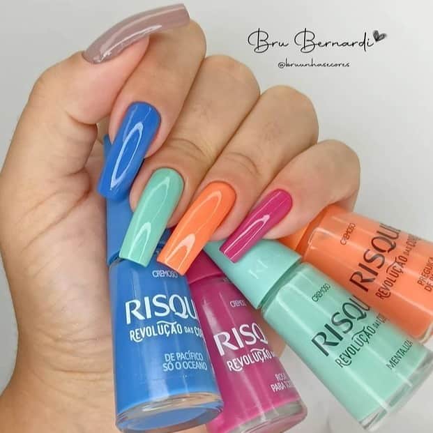 Risqueのインスタグラム：「Já nascemos cheias de cor! 😍 Este mix feito pela @bruunhasecores com a Nova Coleção #RisquéRevoluçãoDasCores completa ficou lindo demais! Se jogue nas cores, experimente a coleção e use #EuQueFizRisqué. Por mais cores e menos julgamentos! ⠀ #TáNasNossasMãos #EsmaltesRisqué #RisquéOficial」