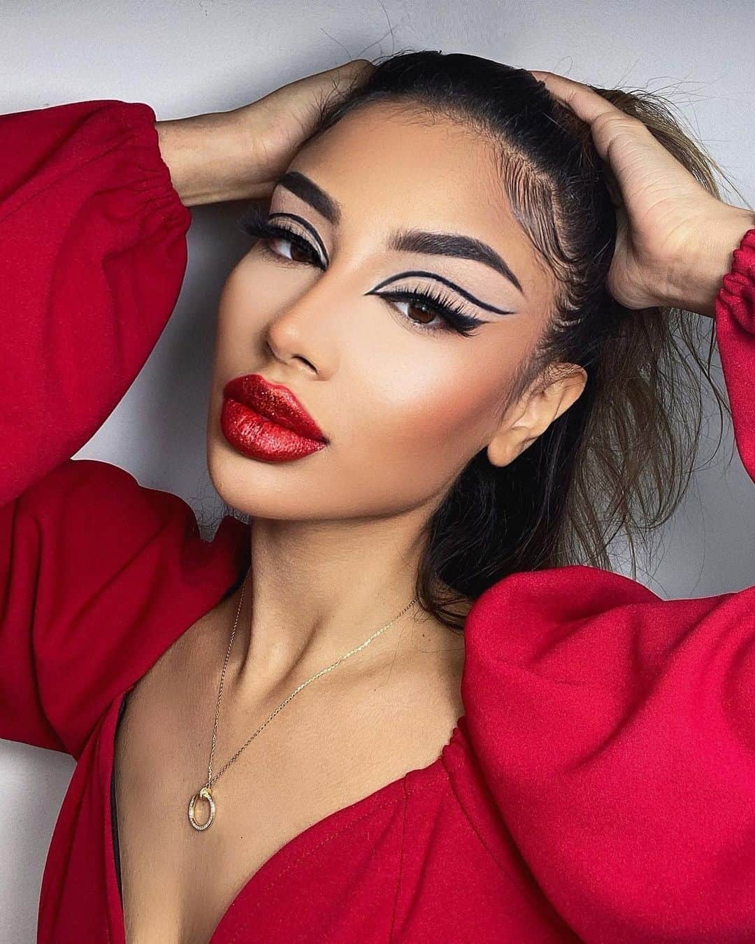 Anastasia Beverly Hillsさんのインスタグラム写真 - (Anastasia Beverly HillsInstagram)「For this year's Valentine's Day @raheelmartina creates a look from the heart ❤️ With bold brows that don't budge, but stay And a classic red lip that's a work of art 💋  Leave us a ❤️ in the comments for this gorgeous look featuring our signature DIPBROW Gel in "Soft Brown" and Matte Lipstick in "Ruby."  #anastasiabeverlyhills #anastasiabrows」2月14日 9時03分 - anastasiabeverlyhills
