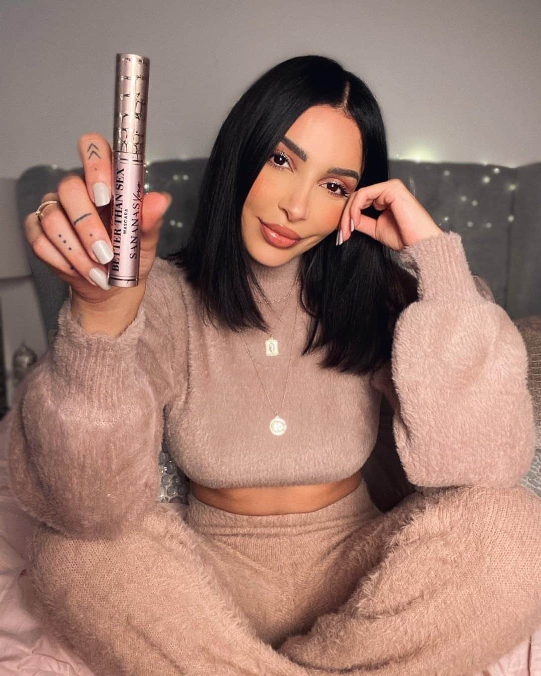 Too Facedのインスタグラム：「Nothin' but LOVE for @sananas2106's lashes on International Better Than Sex Day! 😍 She dressed up the # 1-Selling Prestige Mascara in America with the most fashionable luxe alligator design ever! 💖 #toofacedambassador #betterthansex #toofaced」