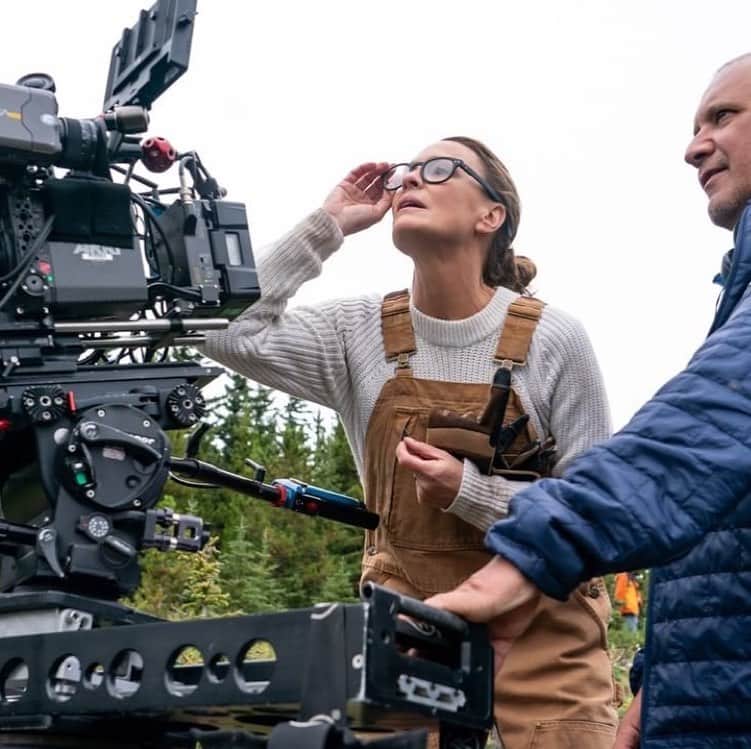 ロビン・ライトのインスタグラム：「Had such a fun time with the cast and crew directing @landthefilm @demianbichiroficial @focusfeatures #keepalbertarolling #alberta #canada 🇨🇦」