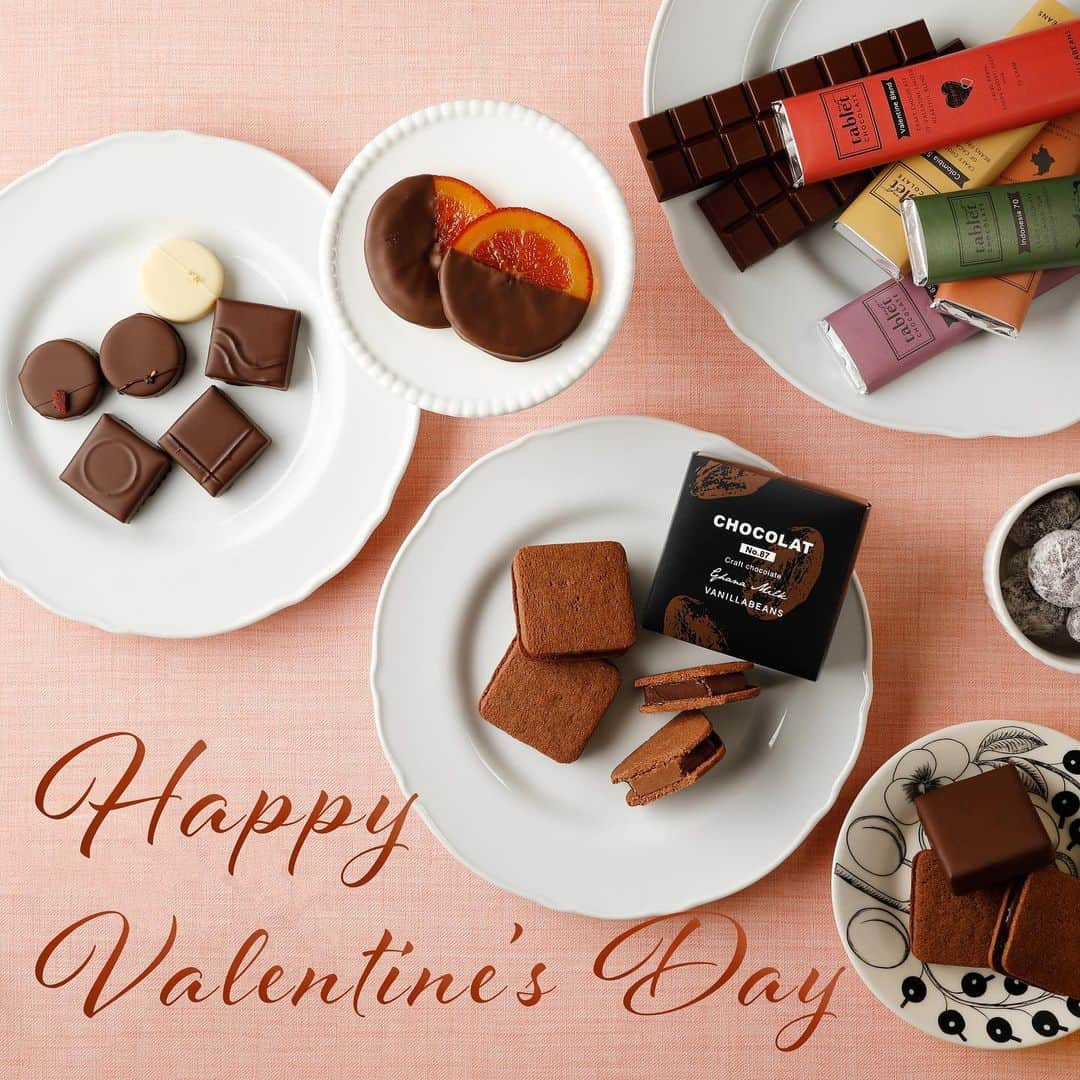 横浜生まれのチョコレート専門店 バニラビーンズのインスタグラム：「◆Happy Valentine's day!﻿ ﻿ 昨日の地震、皆様﻿ 大丈夫でしたでしょうか…﻿ 2月14日、ハッピーバレンタイン☺︎💐﻿ ﻿ チョコレートで大切な人に﻿ "好き"や"ありがとう"、﻿ 自分の想いを伝えられますように。﻿ ﻿ そして多くの方々が チョコレートで、﻿ ホッと安らぐひと時を﻿ 過ごせますように🌿﻿ ﻿ ﻿ ﻿ #vanillabeans #yokohama #バレンタイン #バレンタイン2021 #チョコレート #バニラビーンズみなとみらい本店 #バニラビーンズ川崎店 #バニラビーンズザロースタリー #横浜ハンマーヘッド #バニラビーンズベイサイド #三井アウトレットパーク横浜ベイサイド」