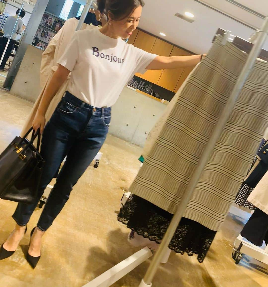 大草直子さんのインスタグラム写真 - (大草直子Instagram)「おはよう！　暖かいからTシャツ（笑）。そして毎日デニム。朝は、福岡の新鮮たまごが届いたから、ブタたま丼。家族みんなが元気で笑える１日になりますように。母の願いは、結局それだけだね。みなさまも、素敵な日曜日を！ @amarc_official は #デニムの話 #似合わなくなったなあと #思ったら読んでね #12時公開 #martnique  #redcard  #nebulonie  #hermes #madisonblue  #デニムは昨年の @martinique_tokyo との #コラボ #センシュアルです」2月14日 9時15分 - naokookusa