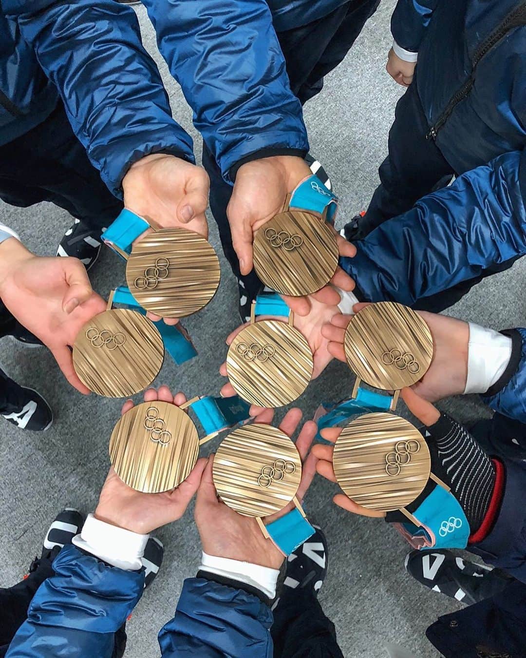 アレックス・シブタニのインスタグラム：「Team USA. ⛸🇺🇸  📸: @alexshibutani   #pyeongchang2018 #olympics #winterolympics #figureskating #teamevent #pyeongchang #medalceremony #teamusa」