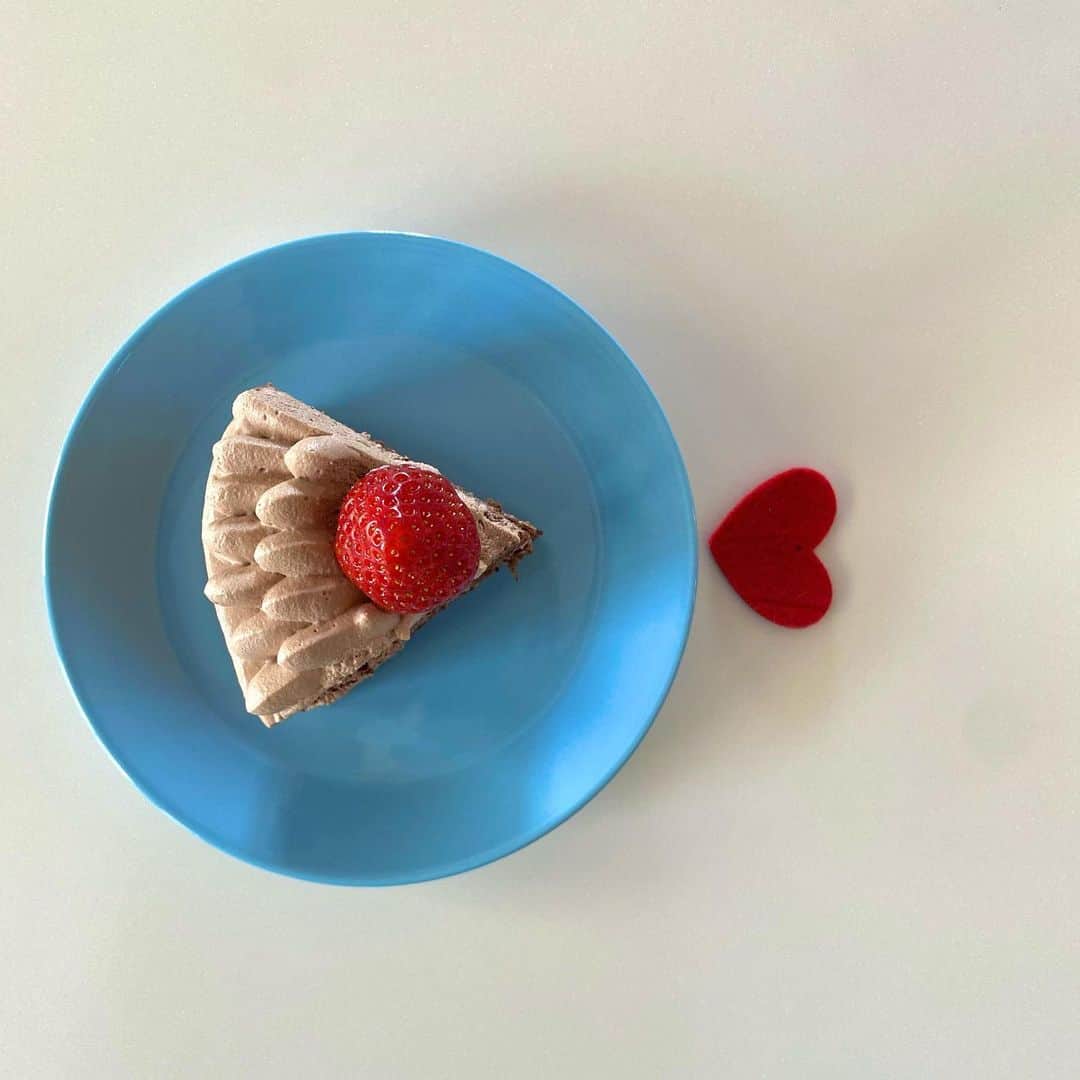 trs0609さんのインスタグラム写真 - (trs0609Instagram)「. . . ❤️Valentine❤️ . . チョコレートケーキ🍫🎂と .ブルーベリーチョコタルト🫐🥧 . のチョコづくし👩‍🍳💝 . . おトーラは大好きな🍓ちゃん🐖💕 . . 昨日の地震、大きく長い揺れで怖かった。 皆さん大丈夫でしたか？ .埼玉は震度4や3が多い中うちの近くでは震度5弱。 .トーラスはいつも全然平気なのに私が怖がるから、ソワソワさせてしまった。 .今後の余震も怖すぎる。 .被害が少なく皆様が無事でありますように。 . #frenchbulldog #frenchies1#frenchieworld #redfawn #フレンチブルドッグ #フレブル#フォーン#手作りケーキ#バレンタイン #タルトは少し前に作ったよ」2月14日 9時25分 - trs0609