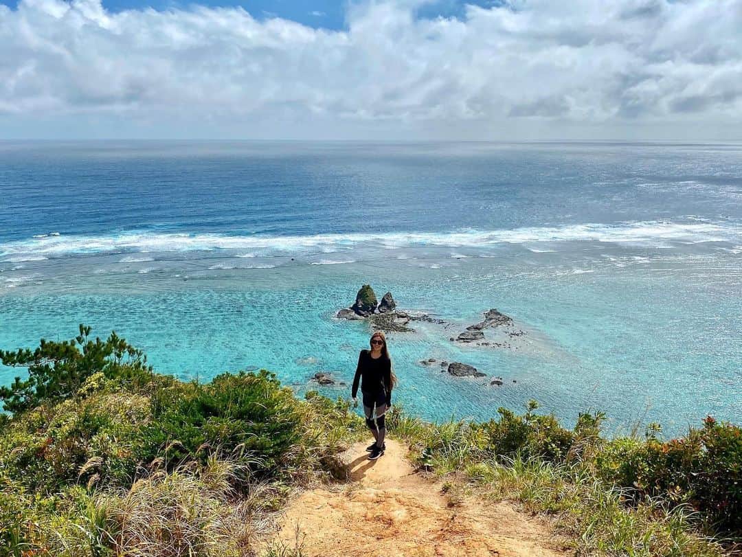 のインスタグラム：「This place was unreal🌏Finally I was able to visit where I wanted come so long time🤍Just relax n enjoy with deep breath. . . . 📍ジュゴンの見える丘 ずっと来たかった場所🤲🏼ジュゴンは見つけれませんでしたが、最高だった✨行きも帰りも大雨で着いた途端まさかの晴れ。 今日は朝からお家の目の前に大きな虹🌈も見れて毎日Happy💕 皆さん素敵なバレンタインを✨ . #yoga #meditation #okinawa #yolo #beachlife #yogateacher #alo #love #spiritual #alomove #aloyoga #follow #yogini #happiness #okinawabeach #沖縄　#ヨガ　#ヨガインストラクター #ジュゴンの見える丘」