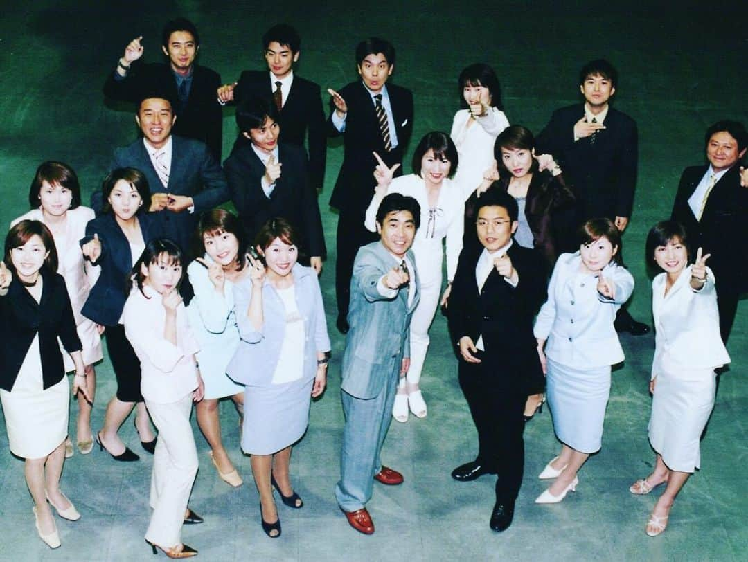 倉橋友和さんのインスタグラム写真 - (倉橋友和Instagram)「私が入社した時の名古屋テレビ（まだメ〜テレではなかった）アナウンス部長・浅沼道郎さんが、このたび著書「周りの9割が味方に変わる話し方」を出版しました。 様々な著名人のスピーチやコロナ時代に心に響いたフレーズなどを考察していて、日常のシーンでのコミュニケーションに活かせるヒントが満載です。 アナウンサーの大先輩であるのはもちろん、大学&サークル（アナウンス研究会）の先輩でもあり、人生の恩師である浅沼さんへのオマージュを込めて（！）保存用も含めて2冊を手元に置かせて頂きます📚  #周りの9割が味方に変わる話し方 #話し方 #新刊 #ビジネス書 #みらいパブリッシング #メーテレ #アナウンサー #浅沼道郎 さん #倉橋友和」2月14日 9時29分 - nbn_kurahashi