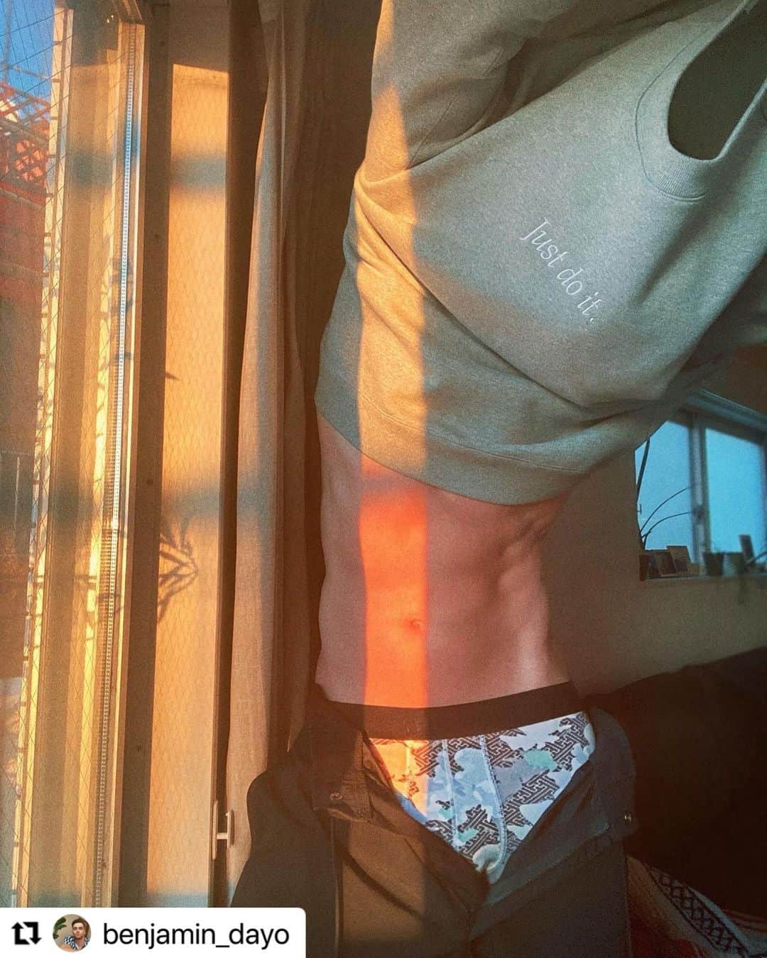 小林 ディスカスさんのインスタグラム写真 - (小林 ディスカスInstagram)「Sooooo Cooool‼︎ 👱🏽‍♂️🔥🔥🔥💪🏽 @benjamin_dayo   #Repost @benjamin_dayo with @make_repost ・・・ 去年から家にいる時間が増えて、あまりタイトな洋服を着なくなっちゃった…😅　友達からオススメのアンダーウェアを、バレンタインで頂きました！　@velarof_jp というラグジュアリーなパンツ、サラサラしていて肌触りがとても良い〜　いつもブリーフ系が多いけどこのパンツだと普通に部屋着にもなれる😏🤸🏻‍♂️   ※腹筋が薄くなった事を無視してね . . . .  #velarof #ヴェラロフ #madeinjapan #mensunderwear  #パンツ #pr」2月14日 9時35分 - discus_kobayashi