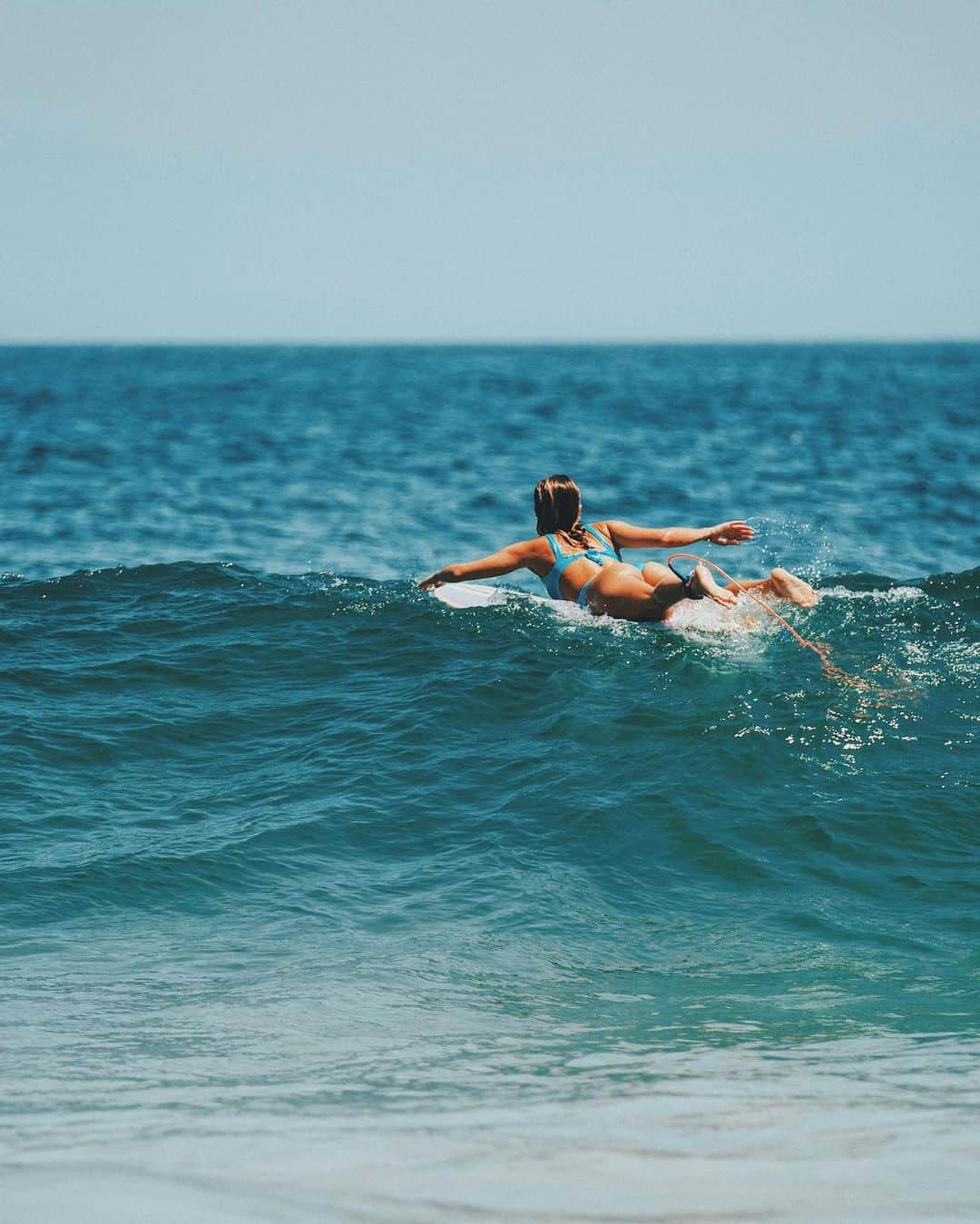 イザベラ・サントーニのインスタグラム：「Sabadou surfando na net 🏄‍♀️ Bora dormir galerinhaaaa ZzZzzz Foto @xfagner」