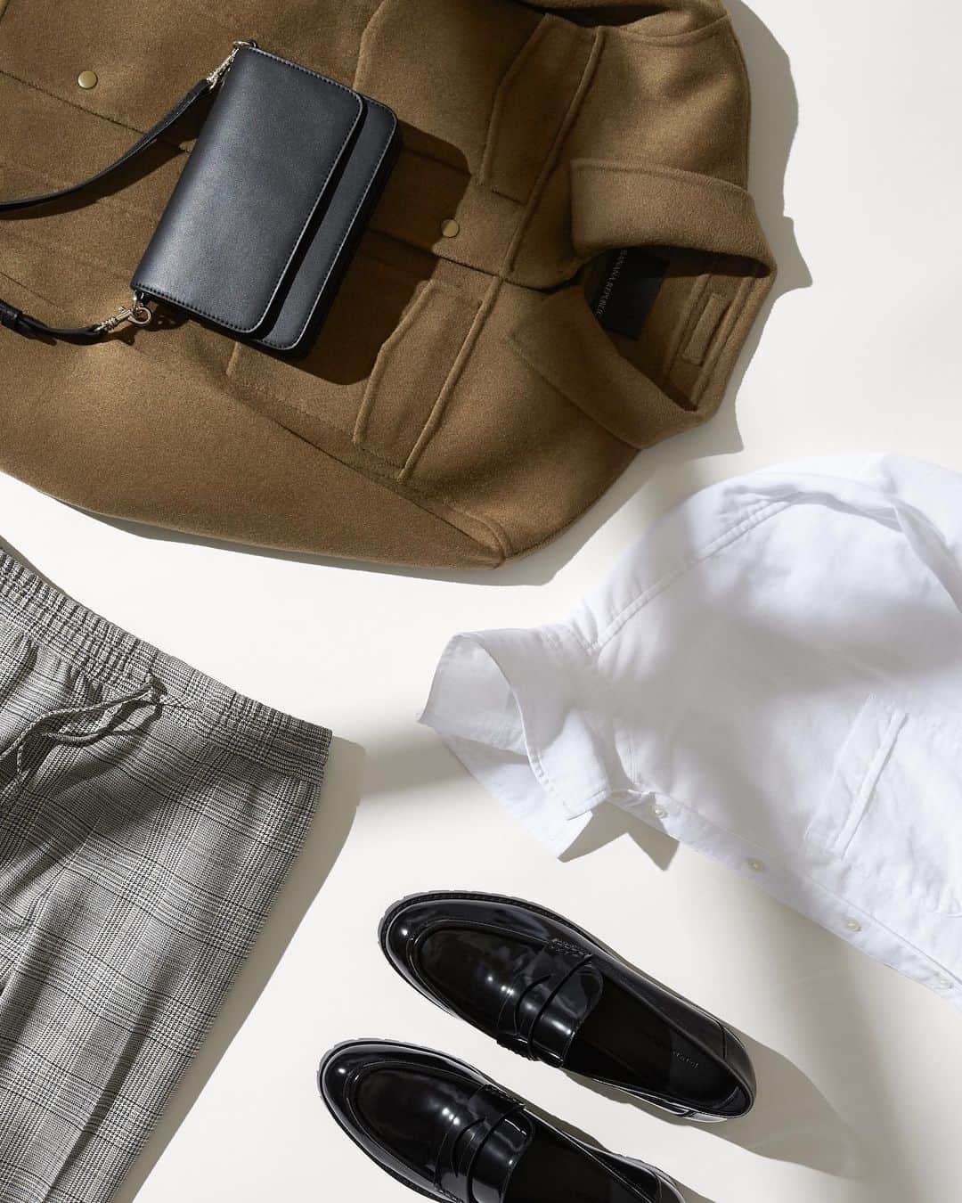 Banana Republic のインスタグラム：「Style Tip: A polished button-up shirt elevates your on video-call look. Pair with plaid pants, shirt jacket, a classic bag and shoes for a stroll outside. Tap to shop each piece.」