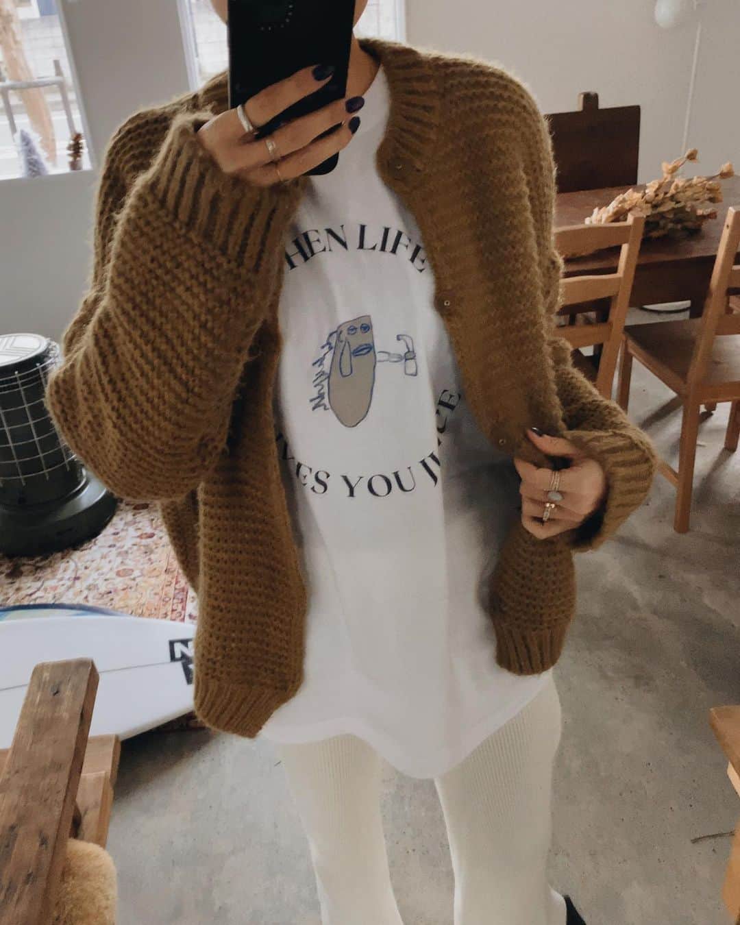 堀舞紀のインスタグラム：「👧🏽🎨 . . . ズーーーット娘の描いたイラストをTシャツにしたい！！ と思っていたんですが！ . . .  今回ついに！！@itchaku さんで念願のロンTを作成してみました💙 . . . 作業は驚くほど簡単で携帯でチャチャチャッッと作れてしまいます！ . . . デザインさえ決まっていれば本当に一瞬！！ . . . 簡単すぎて到着まで不安だったけど着いたら売り物みたいで😂大満足！！...私がきているのはXLサイズです🙋🏽‍♀️ . . .  なんだかんだ1番使い勝手の良いロンTをチョイス！家族みんなで着られるしキャニオのヘンテコな絵がへばりついてて可愛い💕 . . . 世界にひとつだけだし🙄 . . 思い出をきちんと整理できない私ですが、こんな子供の成長記録！どーですか？！..是非みなさんも簡単で早いのでやってみて〜🌼 . . . #PR #イッチャク #オリジナルTシャツ #オリジナルプリント #オリジナルデザイン#キッズデザイン #ロンT #outfit」