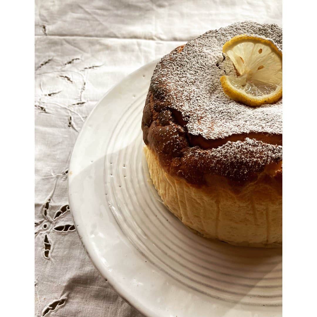 journaleatripのインスタグラム：「Double lemon souffle  チョコケーキ焼くつもりが 檸檬な気持ちが増して 久々のダブル檸檬スフレ。 ケーキ作りは気持ちが落ち着くなぁ。」