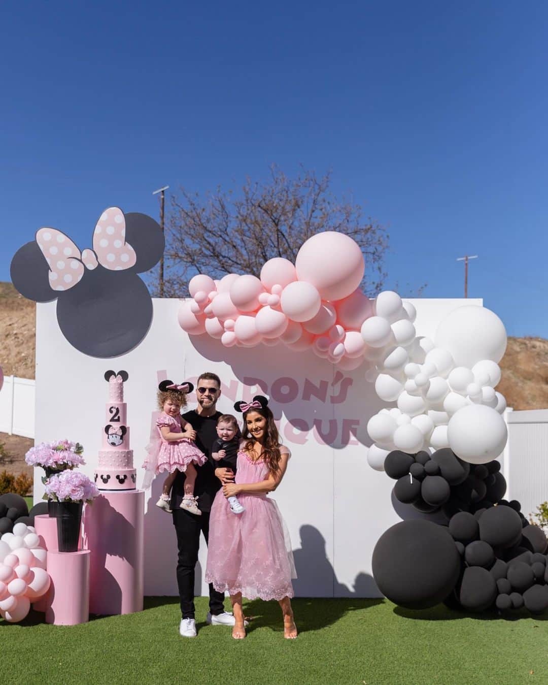 メリッサ・モリナロのインスタグラム：「Oh TWOodles!! Welcome to London's Bowtique! I wanted to create the most magical day for our sweet babygirl London! From our matching Mommy & daughter dresses to Mickey & Minnie making an appearance!! Everything turned out so cute!! I couldn't have done it without these amazing companies. Mickey & Minnie @enchanted_characters Custom dresses @isabellas_world @on9thst Stunning balloons by @partyshopavenue Birthday Cake & cupcakes @cakestudiola Kids tables & chairs @rentalavenue Kids crafts @little_artist_party Delicious food truck @maravillalatincuisine Rapid Covid testing @iamnikoargento @mayraqchavez Custom Backdrop/lounge furniture and vanities @wifeoftheparty Flowers @rendezvousflower All photos from the talented @hairface SWIPE LEFT!!!」