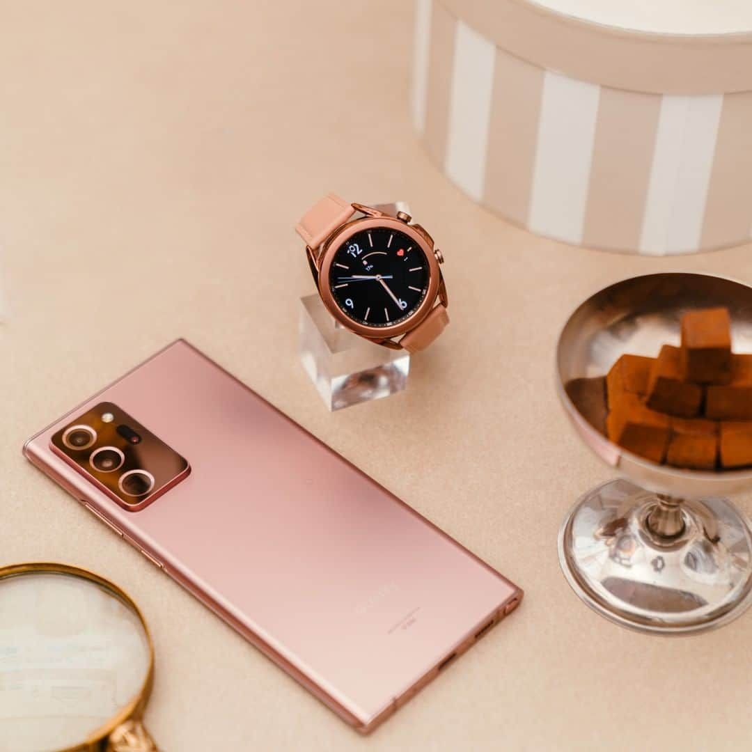 Galaxy Mobile Japanさんのインスタグラム写真 - (Galaxy Mobile JapanInstagram)「今日は #バレンタインデー ということでチョコと Galaxy Note20 Ultra 5G & Galaxy Watch3 を撮影してみました💕 Galaxy 好きな皆さんが目についたのは、チョコよりスマホ⁉どちらが気になるかコメントで教えてください🙋​ #GalaxyNote20Ultra 5G​ Photo by @6151 ・​ ・​ ・​ #withGalaxy #Galaxy5G #ギャラクシーノート20 #ギャラクシー #GalaxyWatch #GalaxyWatch3 #バレンタイン #バレンタインデー #バレンタインチョコ #バレンタイン限定 #🎁 #欲しいもの #自分へのご褒美 #自分へのプレゼント #自分へのご褒美に #スマートウォッチ #スマートフォン #スマホ #おしゃれ好き #ファッションアイテム #ファッションコーデ #ガジェット #ガジェット好き #ショッピング #おうち時間 #おうち時間を楽しむ #おうち時間をもっと楽しく #Galaxyカメラ部​」2月14日 10時00分 - samsungjpn