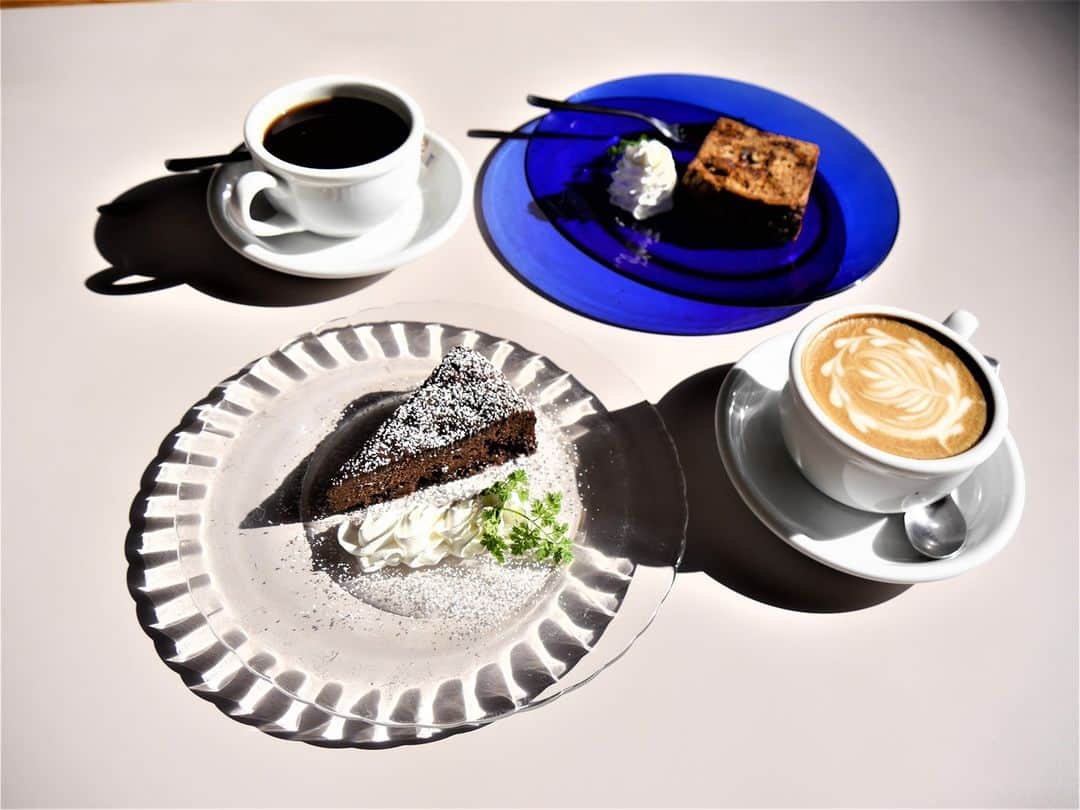 WORLD NEIGHBORS CAFEのインスタグラム：「☕⁠ .⁠ Good Morning Sunday ～！⁠ ＆⁠ Happy Valentine‘s Day ♡⁠ .⁠ スイーツ全品⁠ テイクアウト歓迎です◎⁠ 本日も、お待ちしております。⁠ .⁠ ◤ただいま時短営業中！◢⁠ -------------------------⁠ 平日 7:00～19:00 L.O⁠ 休日 9:00～19:00 L.O⁠ 定休日：第一・三水曜日⁠ ◎出前館始めました◎⁠ WORLD NEIGHBORS CAFE⁠ 東京都文京区大塚4-45-9⁠ 03-5981-6211⁠ -------------------------」