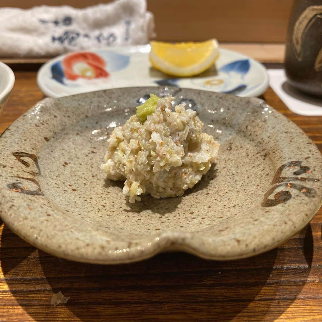 東京外食女さんのインスタグラム写真 - (東京外食女Instagram)「#人形町 #蕎ノ字 . . ご紹介いただいてからすっかり 月1のルーティンになった 蕎ノ字さん。 . この日はランチで、 かなり落ち着いた客層の中 美味しい蕎ノ字さんの 天ぷらをいただきます！ . . . 高級店専門予約サイトができたり SNSの発達により、 紹介がないといけないとか、 電話合戦必須とか なくなりましたが、 「誰が来るかわからない」 雑多な空間が目立つお店もある中、 蕎ノ字さんの空間はやはり 抜群に洗練されています！ . . . 客層が気になるなら 貸切にすればいい、と言われ 貸切を連発していた時期もあるけど、 最近はドタキャン勢が 多くなってしまい…。 . . コロナだから仕方ないけど、 代役もなしで ドタキャンの人は 二度と誘えないです。 怖すぎる…。 . . . なので新しいお店開拓も なんだかやめてしまい、 最近は安心できるお店を ずっとルーティンです☺️ . . . 蕎ノ字さんなら1人でも これるかも！！ と最近思い始めました！ . . . 私も他のお客様の迷惑や 不快な存在にならないよう 曲正しく食べていきたいと 思います！！ . . 1枚目に載せたオニオンヌーボー、 初めて食べましたが、 新玉よりも美味！ . 玉ねぎ好きは必須なので ぜひ食べてと言いたいところですが 時期が短すぎて なかなか出せないとのこと。 . . かじることは難しいので、 ひと口でいきます。 . 多少熱いけど、 猫舌の私でも 食べられなくありません！ . . オニオンらしい、 あま〜い香りとうまみたっぷりの ジュースに、瑞々しい果肉。 . きれいな油と組み合わさって、 くぅ〜〜！っとたまらない 満足感が広がります！ . . シャキシャキしてるのかと思いきや 柔らかく、食べやすい。 . 緑の目の部分も、 長ネギの内側の青い部分を やらかく似た様な食感と味。 . ネギ好きにはたまらない食材でした！ . . 春の食材をもう一つ、 ふきのとう。 . ふきのとうを見ると 実家の庭を思い出します。笑 . . 春の前の静けさと 大変だった大雪の中での 生活に想いを馳せてしまう。笑 . . もう何年も大雪の中での生活は していませんが、 このふきのとうの香りをかぐと 思い出さずにはいられません。笑 . . それにしても蕎ノ字さん、 何時でも安定していて 本当に安心と信頼そのものです。 . . 大尊敬の天ぷらやさんです！ . . つづく！ . #蕎ノ字を食わずして死ねるか  #天ぷら喰って蕎麦で〆る  #天ぷら #tempura  #thisisjapan #japanculture  #japanesefood  #蕎麦 #soba #東京グルメ #東京外食女  @tempurasonoji」2月14日 9時55分 - himeno_0729