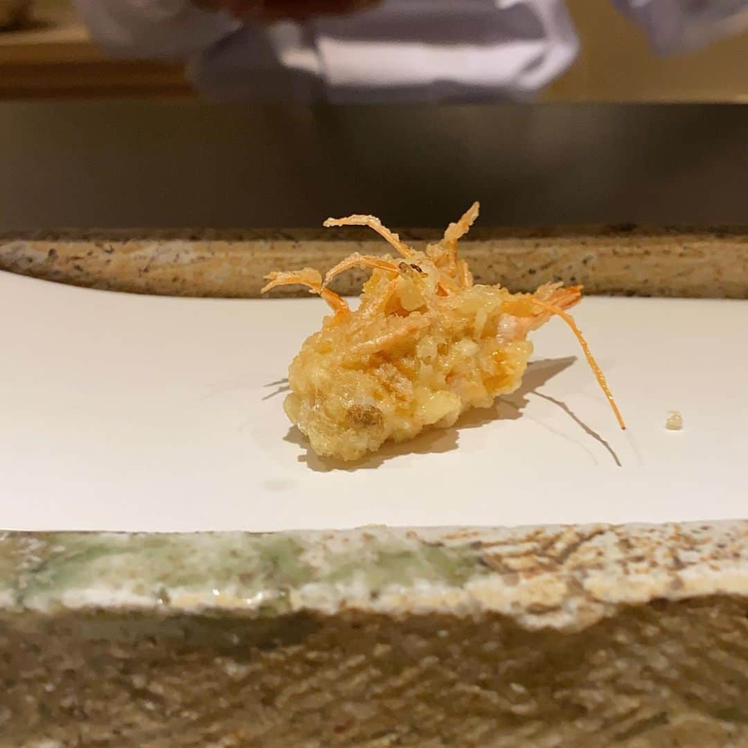 東京外食女さんのインスタグラム写真 - (東京外食女Instagram)「#人形町 #蕎ノ字 . . ご紹介いただいてからすっかり 月1のルーティンになった 蕎ノ字さん。 . この日はランチで、 かなり落ち着いた客層の中 美味しい蕎ノ字さんの 天ぷらをいただきます！ . . . 高級店専門予約サイトができたり SNSの発達により、 紹介がないといけないとか、 電話合戦必須とか なくなりましたが、 「誰が来るかわからない」 雑多な空間が目立つお店もある中、 蕎ノ字さんの空間はやはり 抜群に洗練されています！ . . . 客層が気になるなら 貸切にすればいい、と言われ 貸切を連発していた時期もあるけど、 最近はドタキャン勢が 多くなってしまい…。 . . コロナだから仕方ないけど、 代役もなしで ドタキャンの人は 二度と誘えないです。 怖すぎる…。 . . . なので新しいお店開拓も なんだかやめてしまい、 最近は安心できるお店を ずっとルーティンです☺️ . . . 蕎ノ字さんなら1人でも これるかも！！ と最近思い始めました！ . . . 私も他のお客様の迷惑や 不快な存在にならないよう 曲正しく食べていきたいと 思います！！ . . 1枚目に載せたオニオンヌーボー、 初めて食べましたが、 新玉よりも美味！ . 玉ねぎ好きは必須なので ぜひ食べてと言いたいところですが 時期が短すぎて なかなか出せないとのこと。 . . かじることは難しいので、 ひと口でいきます。 . 多少熱いけど、 猫舌の私でも 食べられなくありません！ . . オニオンらしい、 あま〜い香りとうまみたっぷりの ジュースに、瑞々しい果肉。 . きれいな油と組み合わさって、 くぅ〜〜！っとたまらない 満足感が広がります！ . . シャキシャキしてるのかと思いきや 柔らかく、食べやすい。 . 緑の目の部分も、 長ネギの内側の青い部分を やらかく似た様な食感と味。 . ネギ好きにはたまらない食材でした！ . . 春の食材をもう一つ、 ふきのとう。 . ふきのとうを見ると 実家の庭を思い出します。笑 . . 春の前の静けさと 大変だった大雪の中での 生活に想いを馳せてしまう。笑 . . もう何年も大雪の中での生活は していませんが、 このふきのとうの香りをかぐと 思い出さずにはいられません。笑 . . それにしても蕎ノ字さん、 何時でも安定していて 本当に安心と信頼そのものです。 . . 大尊敬の天ぷらやさんです！ . . つづく！ . #蕎ノ字を食わずして死ねるか  #天ぷら喰って蕎麦で〆る  #天ぷら #tempura  #thisisjapan #japanculture  #japanesefood  #蕎麦 #soba #東京グルメ #東京外食女  @tempurasonoji」2月14日 9時55分 - himeno_0729