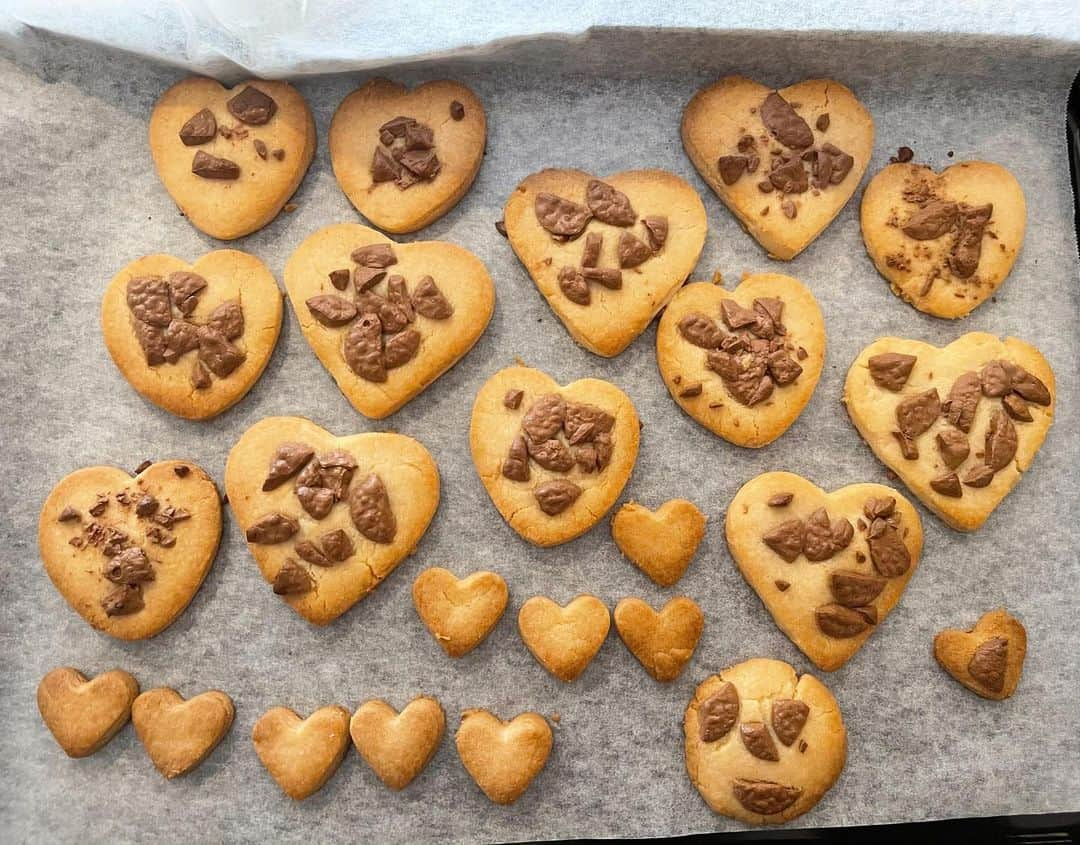 絢香さんのインスタグラム写真 - (絢香Instagram)「娘作のクッキー🍪✨  じょうずにできたね😆  #happyvalentinesday  #cookies」2月14日 9時55分 - ayaka_official_jp