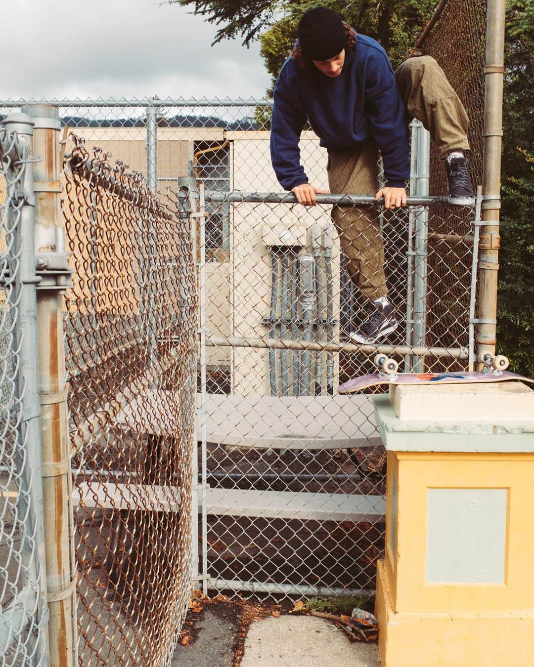 ラカイリミテッドフットウェアのインスタグラム：「Never stop hopping fences @dehartbreaker  📸 @alex_papke  #Lakai #TheShoesWeSkate」
