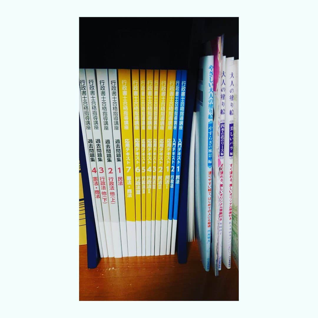 井川祐輔のインスタグラム：「【Next Stage編】﻿ ﻿ 子供の頃、﻿ よく両親から『勉強しなさい』﻿ と言われてました。﻿ ﻿ 当時我が家には学研の﻿ 【まなぶくん】(PCの学習教材)﻿ が設置され、強制的にやらされていたのを今でも覚えています。﻿ 僕達の世代はギリ詰め込み世代だったと思いますが、﻿ 家で勉強し、塾も行きながらサッカーをするルーティーンでした。﻿ そんな子供時代だったので、﻿ ガンバジュニアユースの時に、サッカーの試合と塾の試験が重なったので、﻿ 塾の試験を優先しサッカーの試合を休んだら、﻿ こっぴどく監督・コーチから怒られました。笑﻿ 「後にも先にもそんな奴お前だけだ！！！！」﻿ と言われました。笑﻿ ﻿ ﻿ 父親からは特に「大学に行きなさい！」﻿ と言われていました。﻿ その背景には、﻿ 父親は高卒で大手航空会社の整備として入社し、長年その会社にお世話になっていました。﻿ ただ、今なお残る学歴社会の壁を経験し、我が子には同じ思いをさせたくない...﻿ という思いから頻繁に僕に大学に行きなさい！と言っていたと推測されます。﻿ ﻿ 父親は生真面目な性格で几帳面。﻿ 本を読むのが好きで、僕が本好きになったのは父親の影響が大きいです。﻿ 母親は父とは正反対の性格で明るく、社交的ですぐ人と仲良くなれるタイプ。﻿ そんな2人の性格を受け継いだのが、﻿ 今の僕。﻿ ﻿ 時は過ぎ、父親が働く会社が倒産し、国の援助を受け再建される事になりました。﻿ 父親から会社の中身を聞いた時、﻿ そりゃ倒産するわ！﻿ と感じたのを覚えています。﻿ ﻿ それを機に当然の如くコストカットの為の人員削減が始まり、早期退職を募る様になりました。﻿ 年齢的にも良い歳だった父親は早期退職を決意。長年お世話になった会社を後にします。﻿ そこから生真面目な父親は、何を思ったのか﻿ マンション管理士という国家資格へのチャレンジを開始します。﻿ (合格率は7～9％ 程度になります。 管理業務主任者の合格率がおおむね20％、宅地建物取引士が15％ 程度であることに比較しても、かなりの難関資格といえるでしょう。ネットより参照)﻿ ﻿ ほんでもって合格しました。﻿ 合格率からしてもかなりの難しさなんですが、﻿ その年齢で良く受かったな...﻿ と関心するばかり。﻿ ﻿ そして今現在。﻿ 今度は行政書士の資格を取得する為に、﻿ 勉強をする毎日みたいです。﻿ ﻿ 資格が全てではないけど、﻿ 昔から頻繁に言われていた言葉。﻿ 『勉強しなさい』﻿ を自ら行い結果を残している父親を、﻿ 僕は尊敬しています。﻿ ﻿ 自分も有言実行出来る、﻿ 子供達が誇れる父親でいたいな！﻿ と父親の背中から学ばさせてもらっている今日この頃。﻿ ﻿ 上司言葉で、﻿ 【年齢を重ねると身体は衰え肉体労働は他人に奪われるが、得た知識を仕事にするナレッジワークは奪われない。】﻿ という言葉に改めて納得する日々。﻿ ﻿ 如何に知識を得て、それを社会に還元できるか。今まで頻繁に頭を使う仕事ではなかったので、苦戦する日々を過ごしていますが、﻿ 今は自ら『勉強をしてます』。﻿ ﻿ ﻿ #父親﻿ #家族﻿ #知識﻿ #ナレッジワーク﻿ #新入社員﻿ #成長物語﻿ #ビジネスワード﻿ #family﻿ #knowledge﻿ #business」