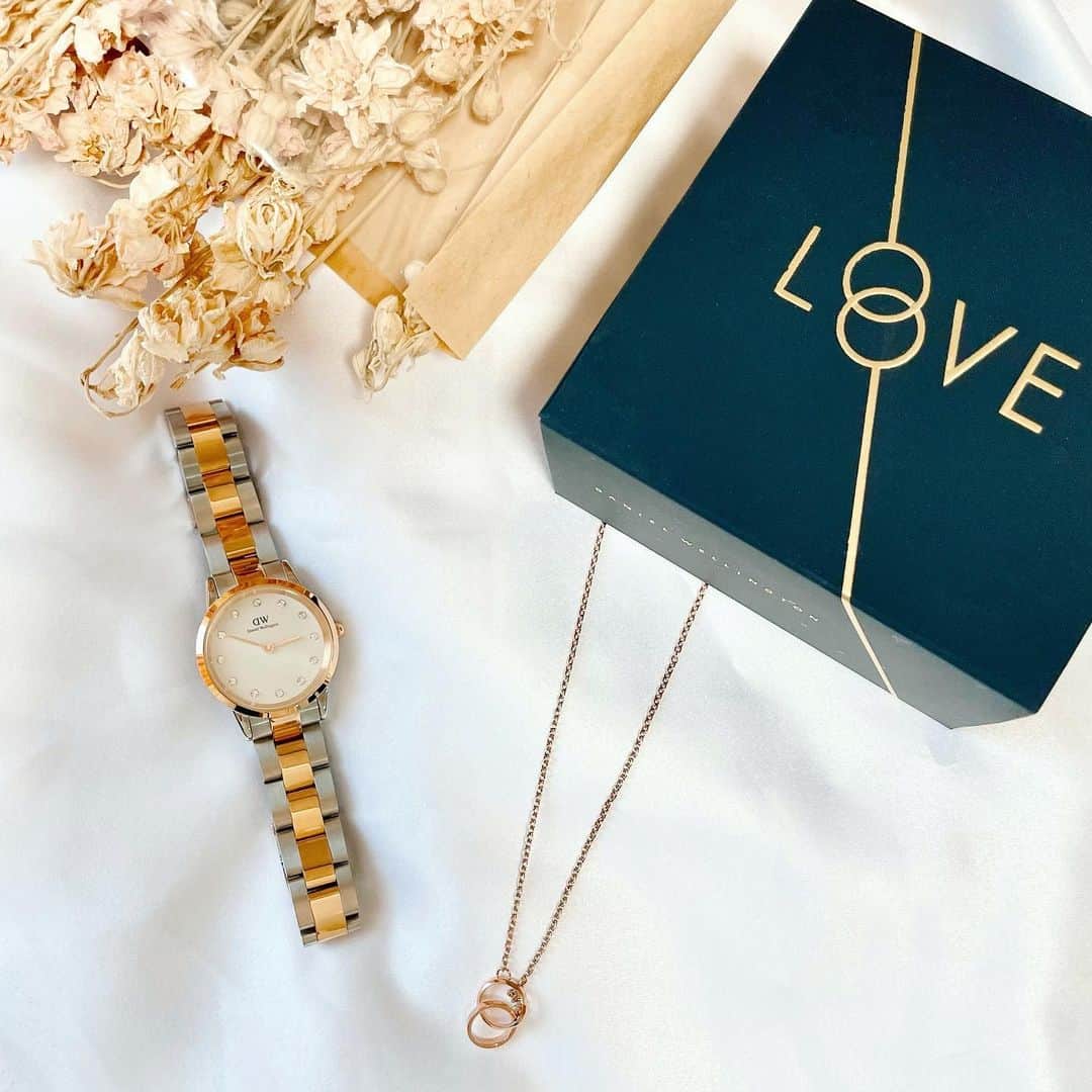 のインスタグラム：「@danielwellington の時計ICONIC LINKと新作ジュエリーUNITYシリーズのネックレス⌚️  本日までバレンタインキャンペーン中でDW公式サイトや直営店舗にて2点以上お買い上げで10％OFFとバレンタイン限定ギフトボックスも無料になるのでチェックしてみてね🌹  15％OFFクーポンコード【asuminaa】も併用できるのでぜひ✨  #ダニエルウェリントン#バレンタイン#腕時計#ジュエリー#ギフトボックス#DWgiftsoflove#PR」