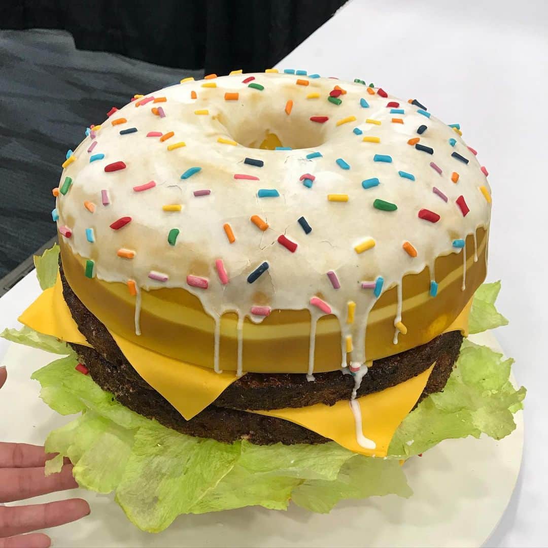 のインスタグラム：「ん⁉️これはドーナツ🍩⁉️いやいやハンバーガー🍔⁉️ なんともインパクトのあるこちらは、🍰や🍫で作られた巨大なスイーツ👀‼️ お肉のところは、チョコレートのスポンジケーキに黄色いチーズ🧀の部分はチョコレートなんだとか。 今日は2/14 バレンタインデー(Valentine’s Day)ですね💕 今年は手作りが人気なんだとか。 面白チョコ🍫にチャレンジするのも楽しいかも😁 . #usa #america #studyabroad #livinginamerica #happyvalentainesday #valentinesday #homemade #bigsize #sweets #donuts #hamburger #アメリカ #アメリカ生活 #留学 #バレンタインデー #スイーツ #面白スイーツ #ドーナツ #ハンバーガー #手作り #見た目のインパクト #おうち時間を楽しもう」