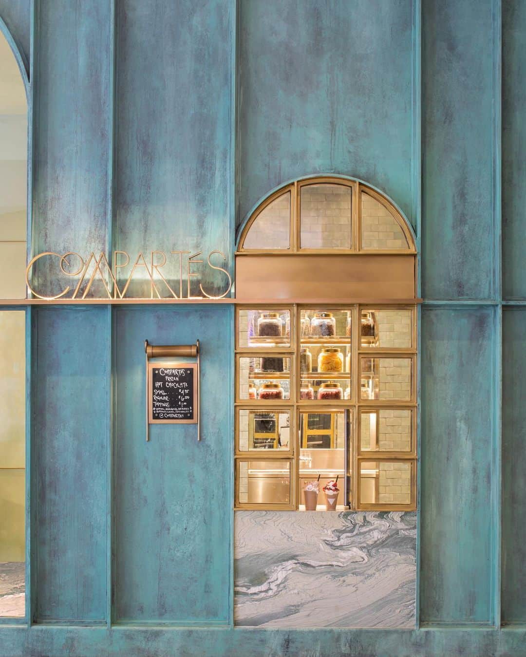 ケリーウェアスラーのインスタグラム：「EYE CANDY. Inspired by the chocolate shops of the early 20th century and seen through a California lens, the @compartes store design embodies the art of chocolate making. The materials are rooted in tradition: patinaed copper, honed and tumbled marble, brass, glass, onyx, ebonized wood, plaster. XK」