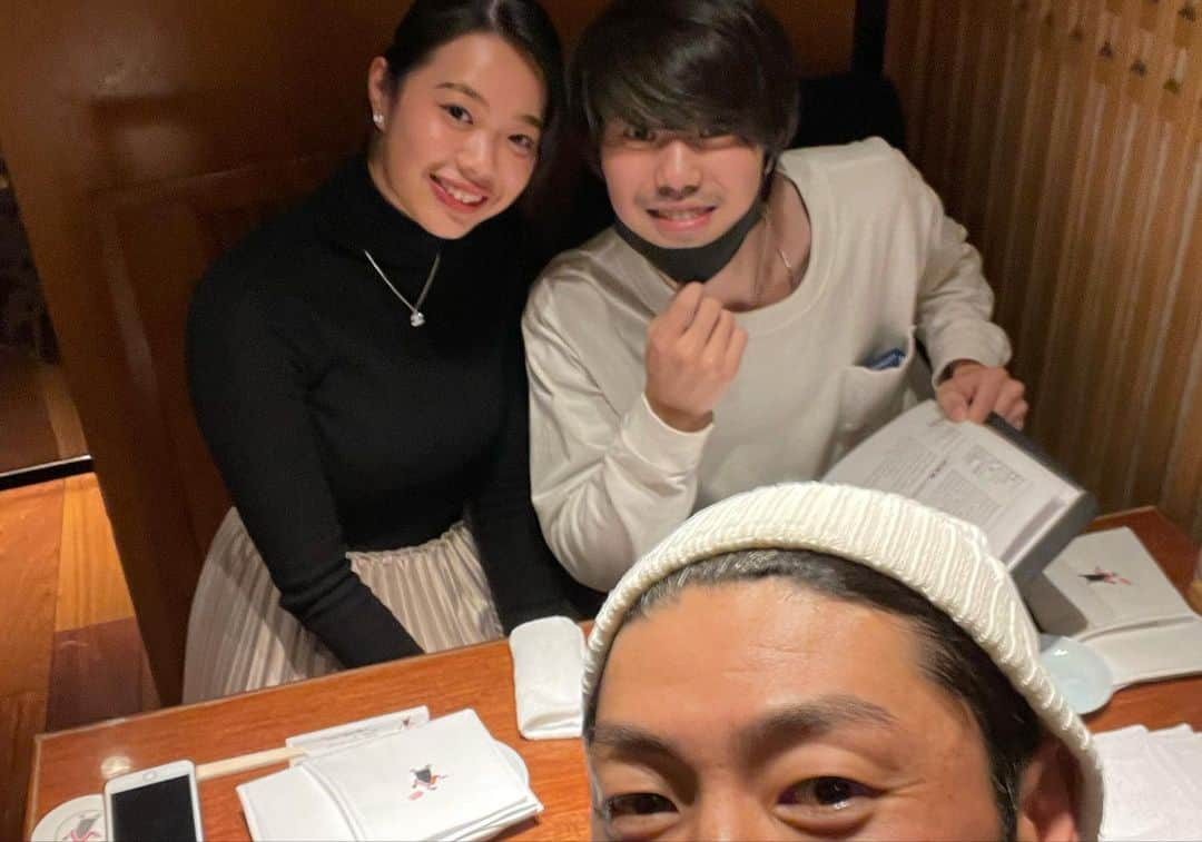 斉藤和巳さんのインスタグラム写真 - (斉藤和巳Instagram)「20くらい歳が離れてる。 二人の"お兄ちゃん"なのか… 二人の"おじさん"なのか… 一応、二人からは「和巳兄ちゃん」って呼ばれてるけど…🤣  会う度に成長を感じる二人。  「吸収力」の成長を感じる。  こんなに歳の差があっても いつも3人で語り合える。  昔話も… 人生観も…  お陰で…酒がすすんで…二日酔い🥴  相変わらず可愛い"ヘッドコーチ"の息子と娘😘  #小久保裕紀  #息子 #娘 #話が尽きない #語り合い #可愛い二人 #二日酔い #地震が起きた #大丈夫」2月14日 10時01分 - kazumi.66