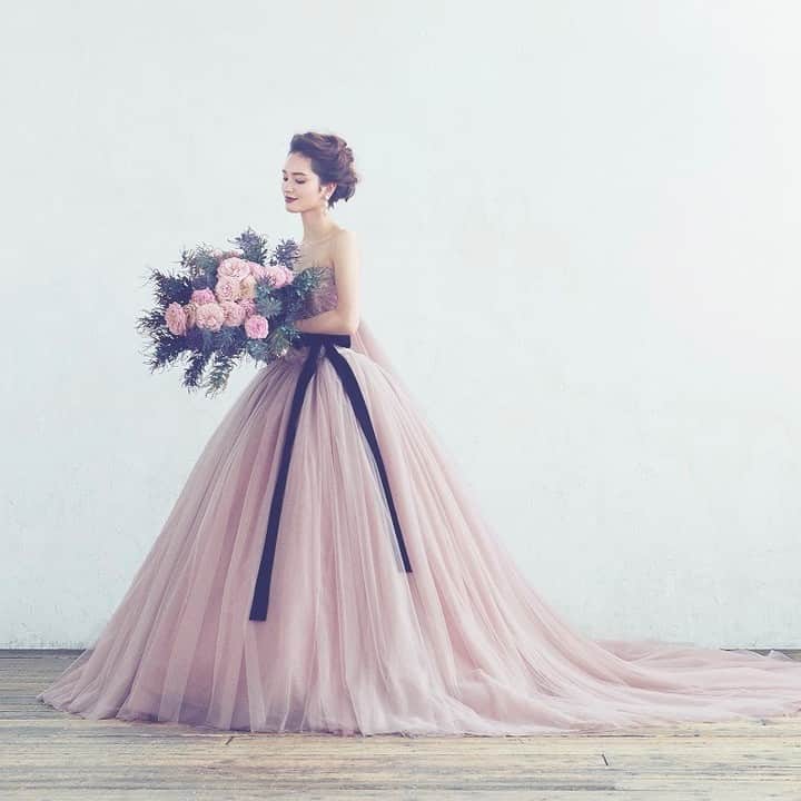 東京會舘本舘ウエディングさんのインスタグラム写真 - (東京會舘本舘ウエディングInstagram)「@tokyokaikan_wedding .——————————. * 愛らしさ溢れるくすみピンクが 大人な可愛い花嫁スタイルを演出＊  花嫁さまの魅力が引き立つカラーで 特別な一日をお過ごしください。  Dress...#hatsukoendo #ハツコエンドウ * .——————————. #東京會舘 #tokyo #関東花嫁 #weddingdress #東京花嫁 #wedding #dress #カラードレス #プレ花嫁 #卒花 #結婚式場 #日本中のプレ花嫁さんと繋がりたい #結婚式準備 #ウェディングレポ #ブライダルフェア #チャペル #結婚式 #パーティ #披露宴 #weddingparty #東京 #大正ロマン #ウェディング #会場コーディネート #披露宴会場 #披露宴 #おもてなし婚 #大人花嫁」2月14日 10時02分 - tokyokaikan_wedding