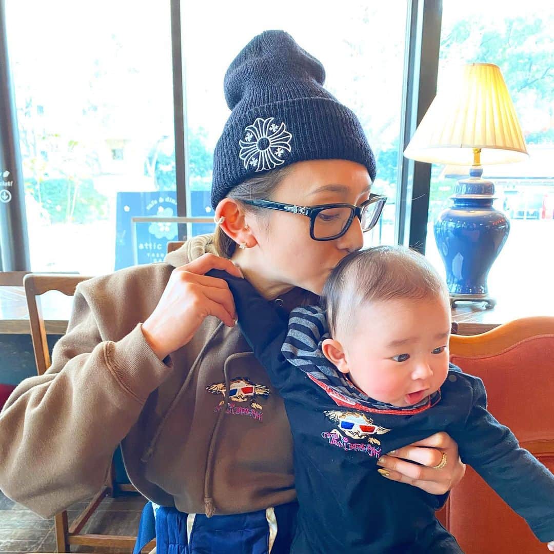 DJ JUICYのインスタグラム：「親子でいろちおそろ🤎🙋🏻‍♀️👶🏻🖤 💟@minilbreak 💟  今日はバレンタインデー🍫  👶🏻チョコもらって帰ってくる日がいつか来るのかな〜😋💕  #ハッピー #バレンタインデー #親子コーデ #ペアルック#息子#生後4ヶ月」
