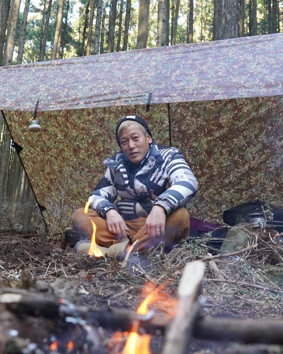 じゅんいちダビッドソンさんのインスタグラム写真 - (じゅんいちダビッドソンInstagram)「森がええ感じよね〜。 焚き火越しのタープ泊した。 いつかのキャンプ写真。 たまには自分写ってるの出しとくか！ ってな感じです。  #キャンプ #焚火会 #焚き火 #タープ #タープ泊 #ddタープ #ddタープ3x3  #ダウンジャケット #sy32 #パンツ #ワークマン #野　#キャンプ場　#instagood #landscape #camp  #camping #outdoor #fotografia #earthshotz #naturephotography #wonderfulworld #earthshotz   Stay in a tarp in a beautiful forest」2月14日 10時18分 - 0204junich_davidson_official