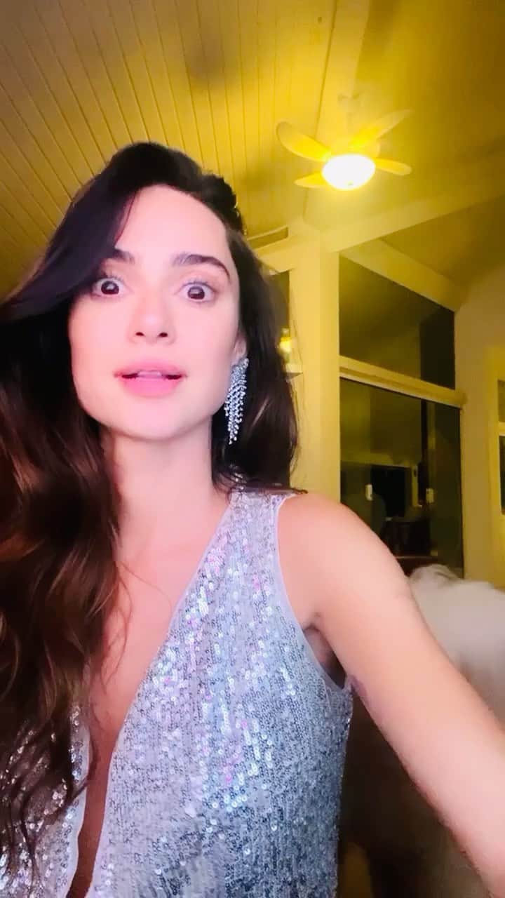 Thaila Ayalaのインスタグラム：「Eu fazendo da minha sala a Sapucaí! 🤣🙆🏻‍♀️💃🏻🎉🍺💫🏃🏻‍♀️🙃 #CarnavalEmCasa」