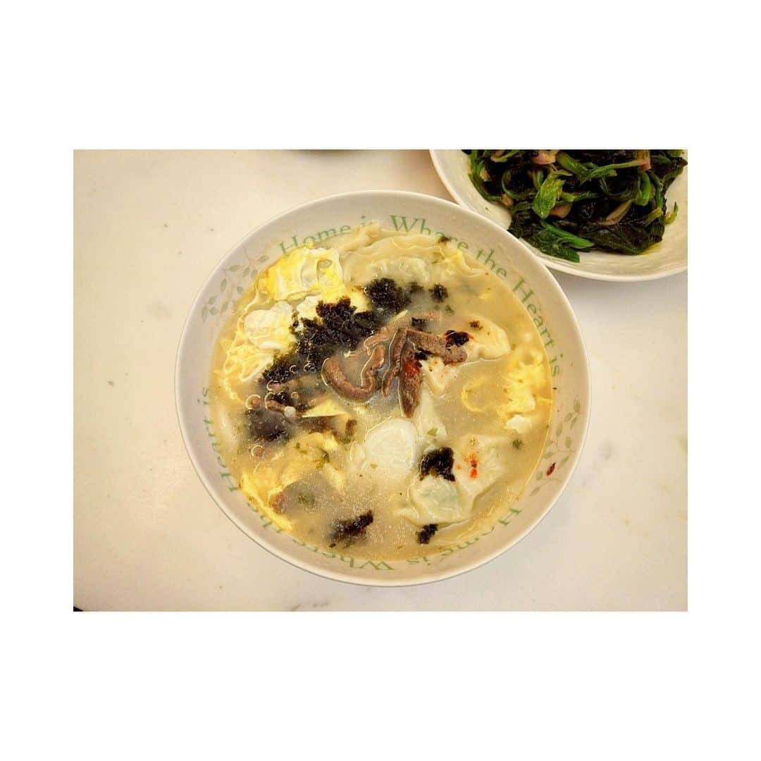 パク・ウンジのインスタグラム：「어머님이 만들어주신 떡국이랑 내 파김치 콜라보🤙  게다가 💵용돈까지 히히 감사합니다 ❤️  새해 복 많이 받으세요🙏  #파김치 #greenonionkimchi #박은지요리  파김치 레시피 영상 찍었어요👍  조만간 유툽에 업로드할게유📸」