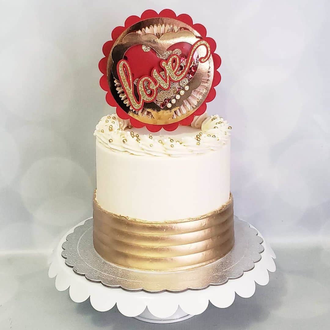 Honey Bee Cakesのインスタグラム：「Ready for Valentine's Day ❤  Topper by @_paperprettiesbyili_」