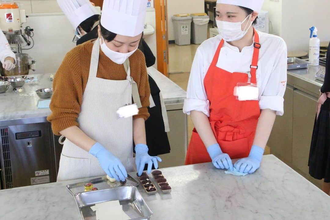 神戸製菓専門学校（公式）さんのインスタグラム写真 - (神戸製菓専門学校（公式）Instagram)「💘ハッピーバレンタイン🎁  神戸製菓専門学校です！😆 昨日開催されたオープンキャンパスでは、 #ボンボンショコラ を体験していただきました💪🍫  作り方の基本は同じでも、自分のアレンジ次第で可愛いパンダになったり…♪  最後の仕上がりをイメージして「考える」ことはパティシエにとってとても大事な力になりますよ💡  想像力を働かせて、おうちで作るときはぜひ意識してみてください😃  みなさんはバレンタイン、どんなお菓子を作りましたか？😌 素敵なバレンタインデーをお過ごしください🧡  #神戸製菓　#神戸製菓専門学校  #オープンキャンパス　#神戸製菓専門学校oc  #チョコ　#chocolate #バレンタイン　#バレンタインチョコ #バレンタイン手作り #バレンタインデー #トリュフ　#製菓　#ショコラティエ　#ショコラ　#パティシエ　#パティシエカメラ部 #メロンパン　#パン　#パン作り好きな人と繋がりたい #パン作り　#製菓専門学校　#神戸　#三ノ宮　#pattistagram2021」2月14日 10時35分 - kobeseika_info