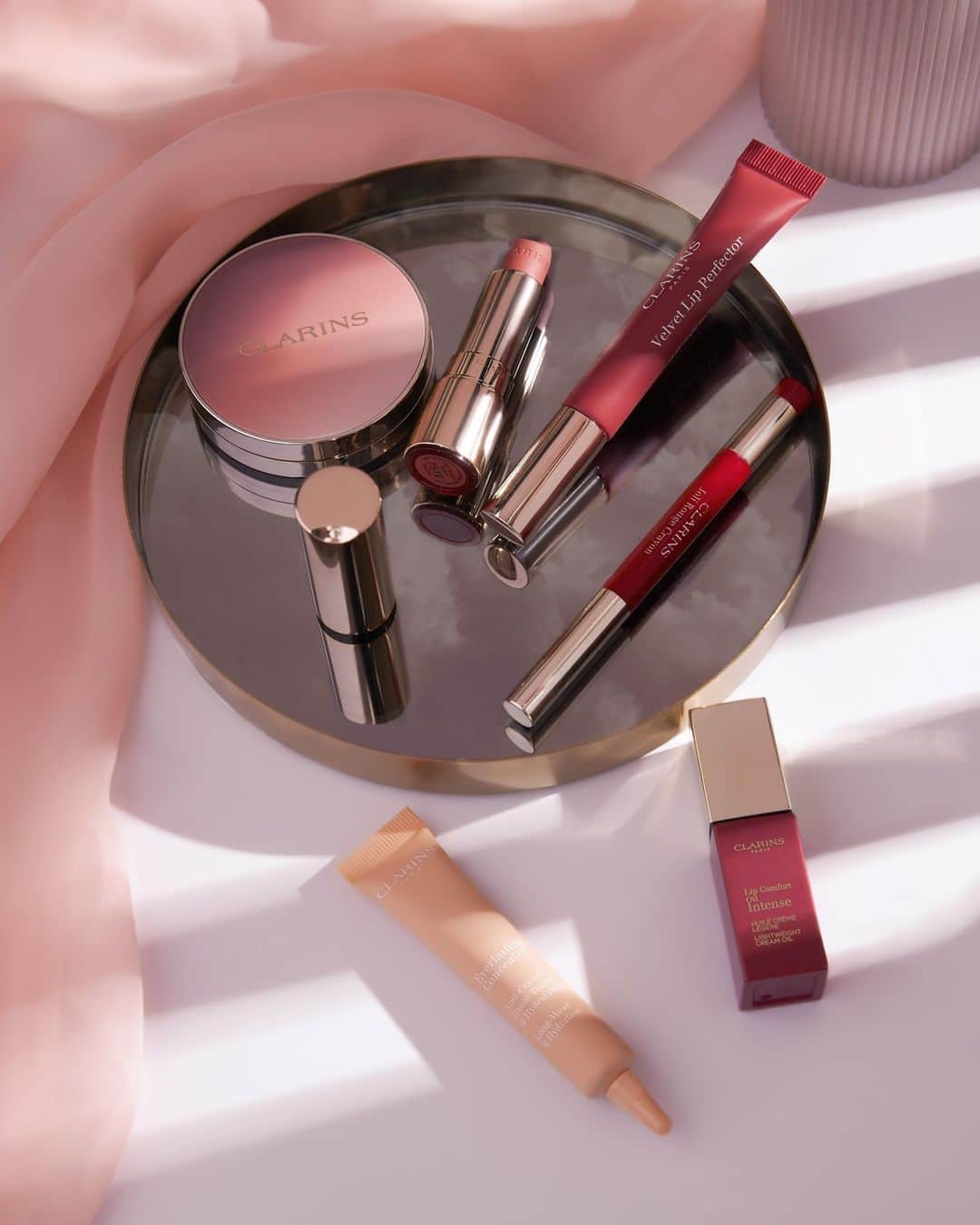 Clarins Canadaのインスタグラム：「Shine bright for Valentine's Day!💫 Whether you're going for ultra-pigmented and glossy lips or for a delicate touch of color on the eyes, Clarins make-up is sure to please thanks its sensorial textures that are oh so easy-to-apply.💗⁣ __________⁣ Révélez votre éclat pour la Saint-Valentin!💫 Que ce soit avec des lèvres ultra-pigmentées et brillantes ou en sublimant votre regard d'une délicate touche de couleur, le maquillage Clarins vous fera vivre un pur moment de plaisir grâce à ses textures sensorielles faciles d'application.💗⁣ .⁣ .⁣ .⁣ #Clarins #LiveBeautifully #ClarinsMakeUp #MakeUp #Valentines」