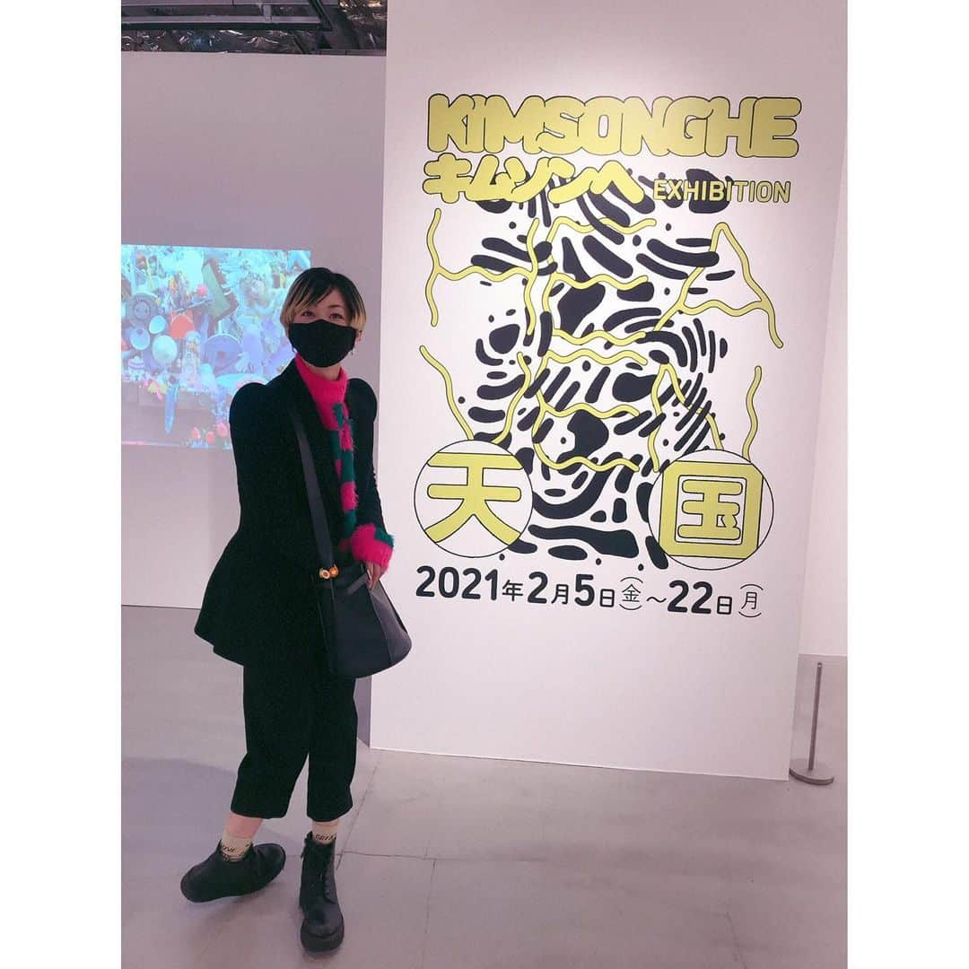 板橋よしえさんのインスタグラム写真 - (板橋よしえInstagram)「. KIM SONGHE EXHIBITION 『天国 − HEAVEN』 PARCO MUSEUM TOKYO 🧸🦄🦋🍄🌼🌈 with @kaela_official 💖💚💖💚  お邪魔した時間、ちょうど誰もいなくってカエラちゃんと空間をふたりじめ😳✨ 奥のお部屋のシャンデリアたちが圧巻で、いろんな角度からシャンデリアを堪能させてもらいました😌💛ソンへちゃん天才っ👏」2月14日 10時27分 - candy_yoshie