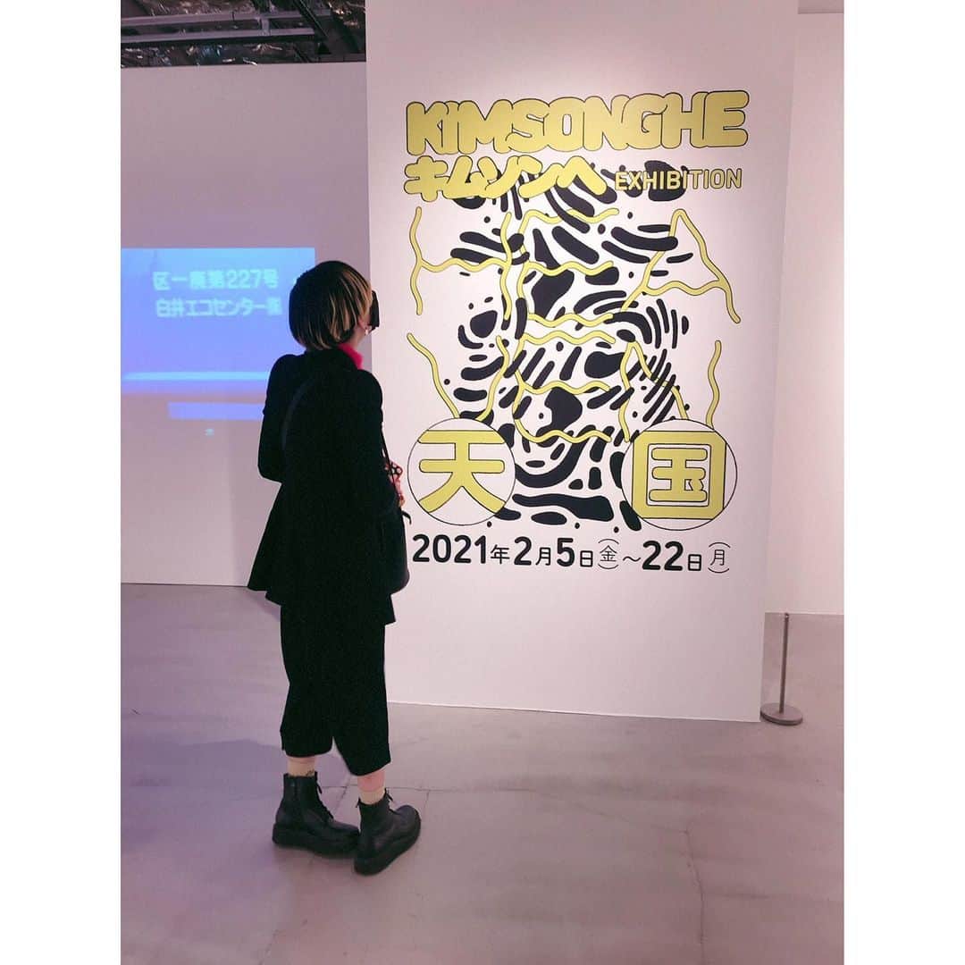 板橋よしえさんのインスタグラム写真 - (板橋よしえInstagram)「. KIM SONGHE EXHIBITION 『天国 − HEAVEN』 PARCO MUSEUM TOKYO 🧸🦄🦋🍄🌼🌈 with @kaela_official 💖💚💖💚  お邪魔した時間、ちょうど誰もいなくってカエラちゃんと空間をふたりじめ😳✨ 奥のお部屋のシャンデリアたちが圧巻で、いろんな角度からシャンデリアを堪能させてもらいました😌💛ソンへちゃん天才っ👏」2月14日 10時27分 - candy_yoshie