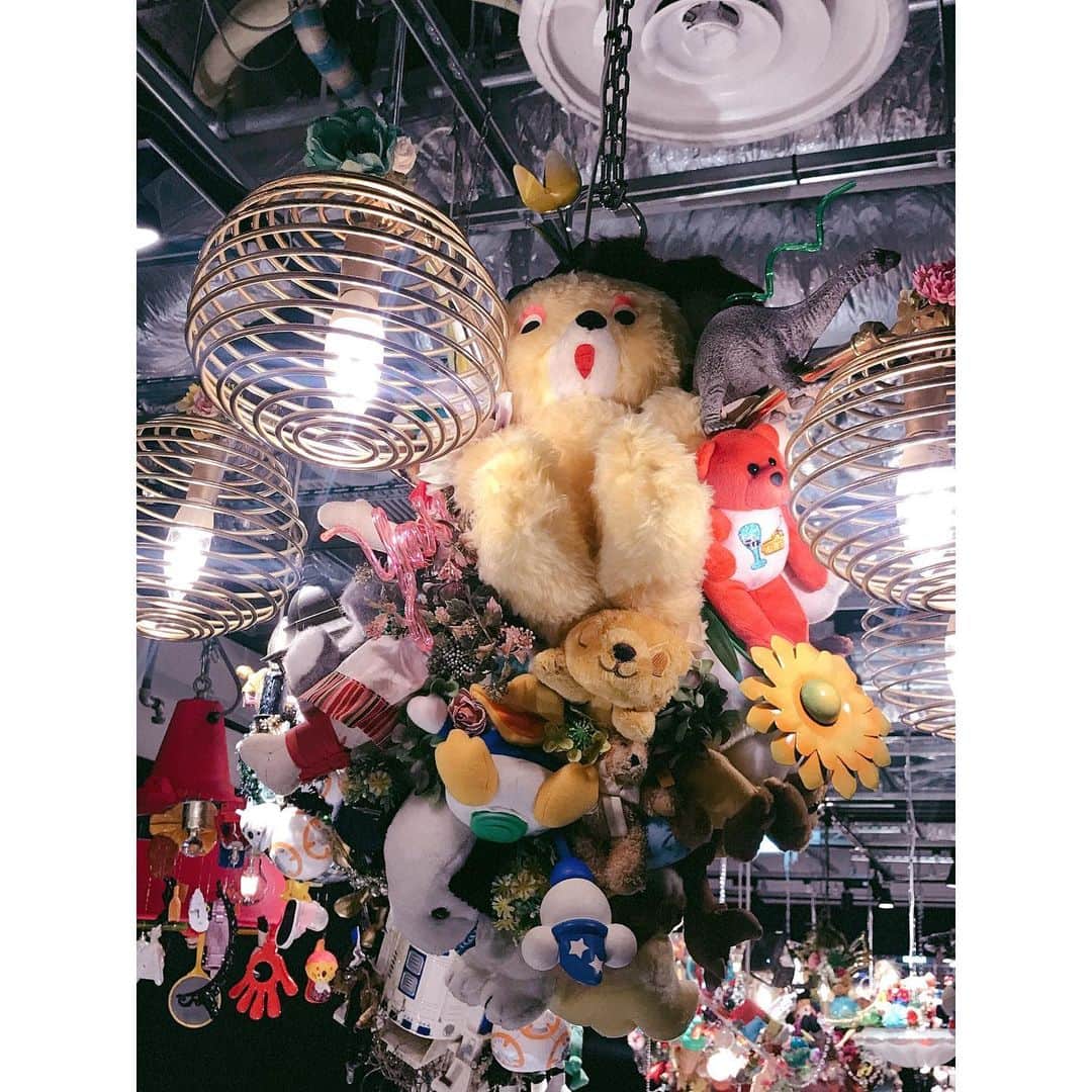 板橋よしえさんのインスタグラム写真 - (板橋よしえInstagram)「. KIM SONGHE EXHIBITION 『天国 − HEAVEN』 PARCO MUSEUM TOKYO 🧸🦄🦋🍄🌼🌈 with @kaela_official 💖💚💖💚  お邪魔した時間、ちょうど誰もいなくってカエラちゃんと空間をふたりじめ😳✨ 奥のお部屋のシャンデリアたちが圧巻で、いろんな角度からシャンデリアを堪能させてもらいました😌💛ソンへちゃん天才っ👏」2月14日 10時27分 - candy_yoshie